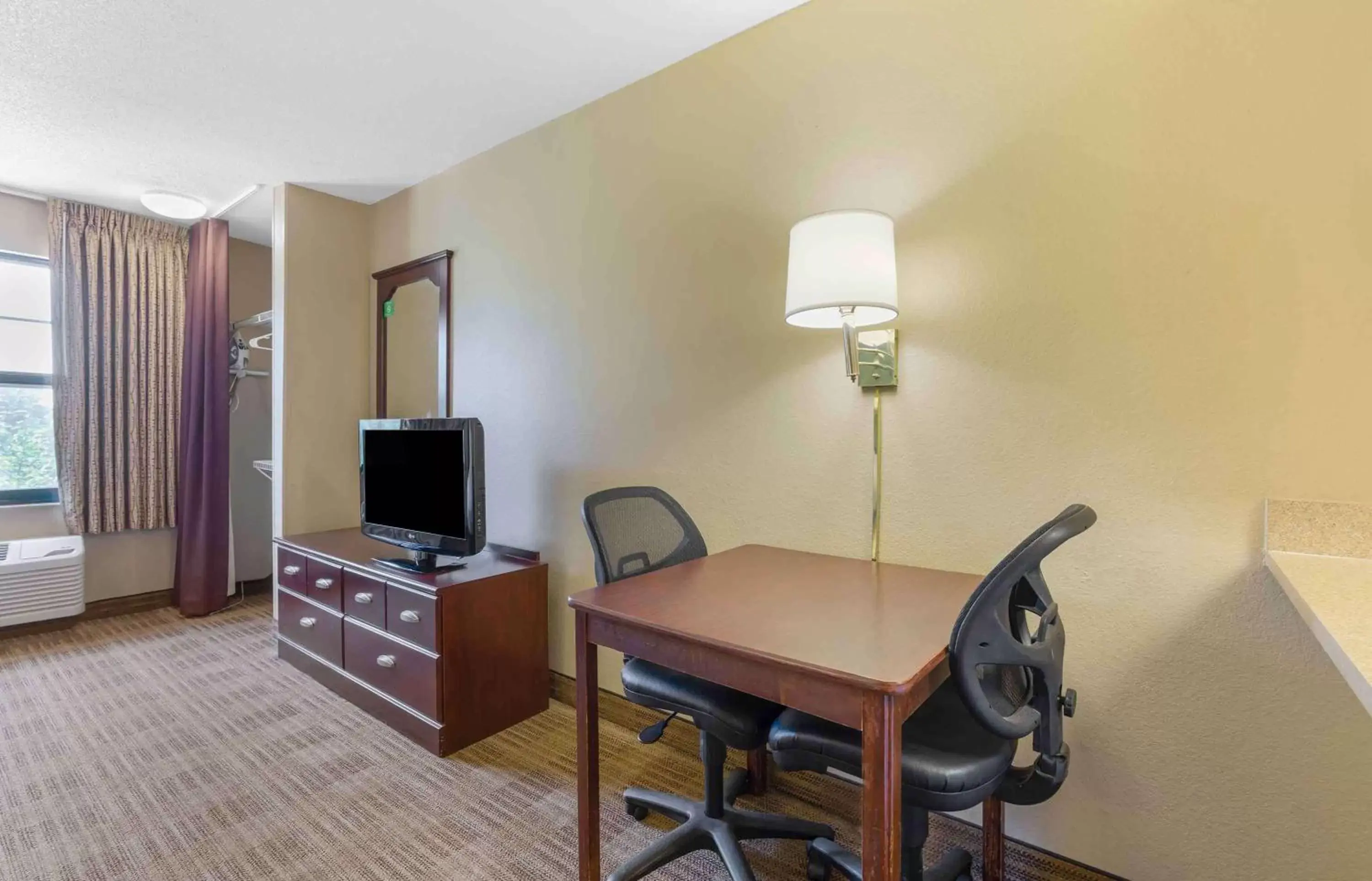 Bedroom, TV/Entertainment Center in Extended Stay America Suites - Washington, DC - Chantilly - Dulles South