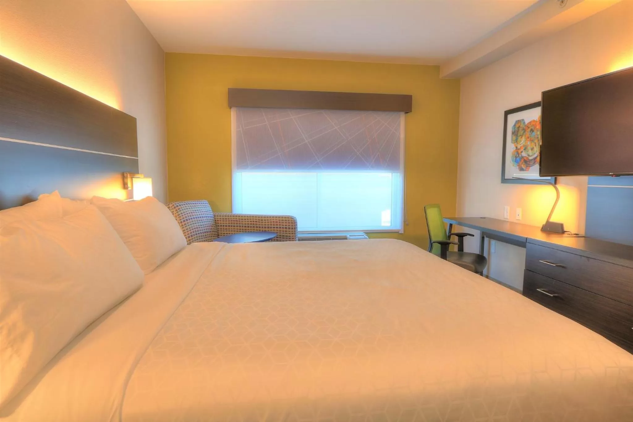 Photo of the whole room, Bed in Holiday Inn Express Hotel & Suites Mobile Saraland by IHG