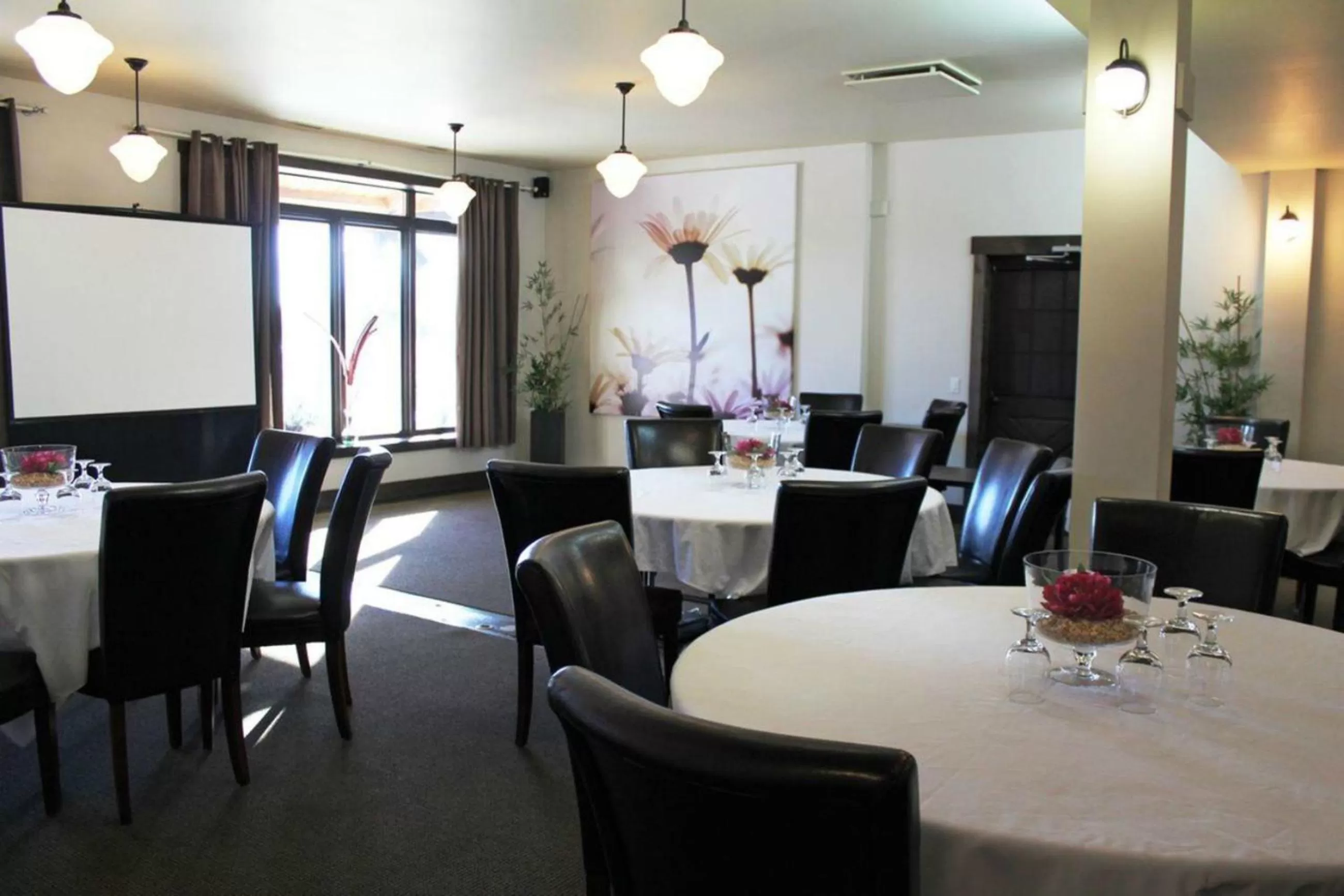 Restaurant/places to eat in Espace 4 Saisons