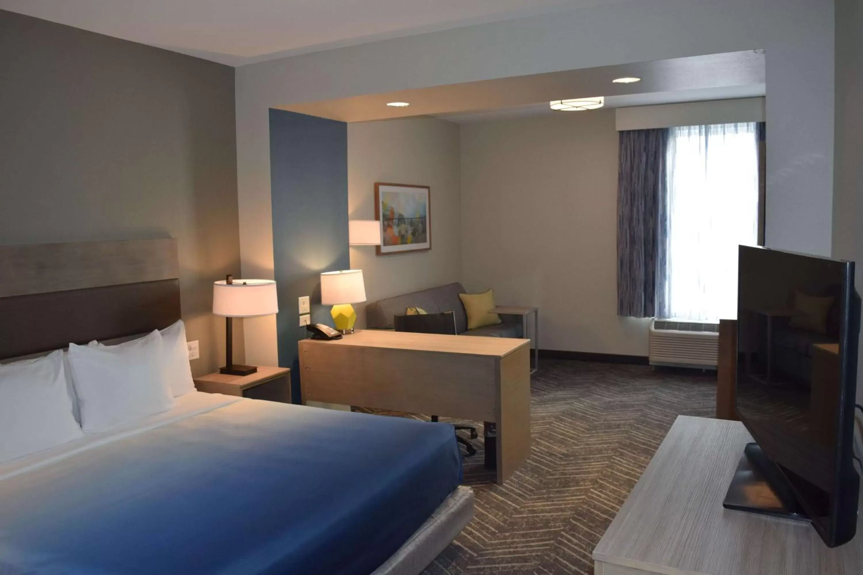 Photo of the whole room, Bed in La Quinta Inn & Suites by Wyndham Middletown