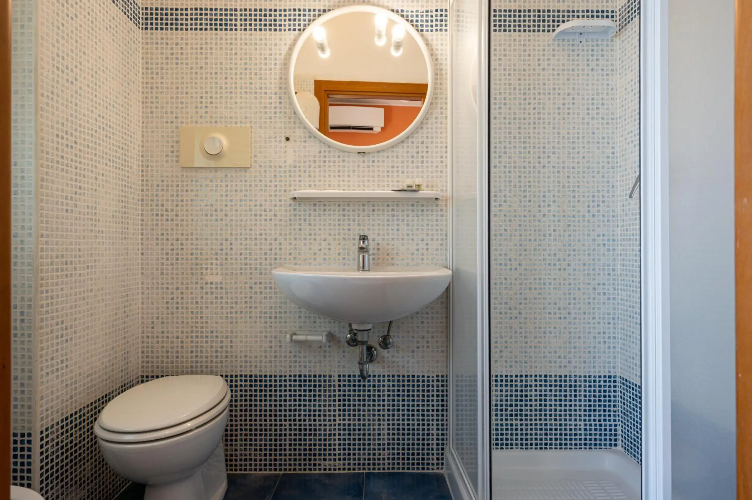 Shower, Bathroom in Hotel Figaro & Apartments