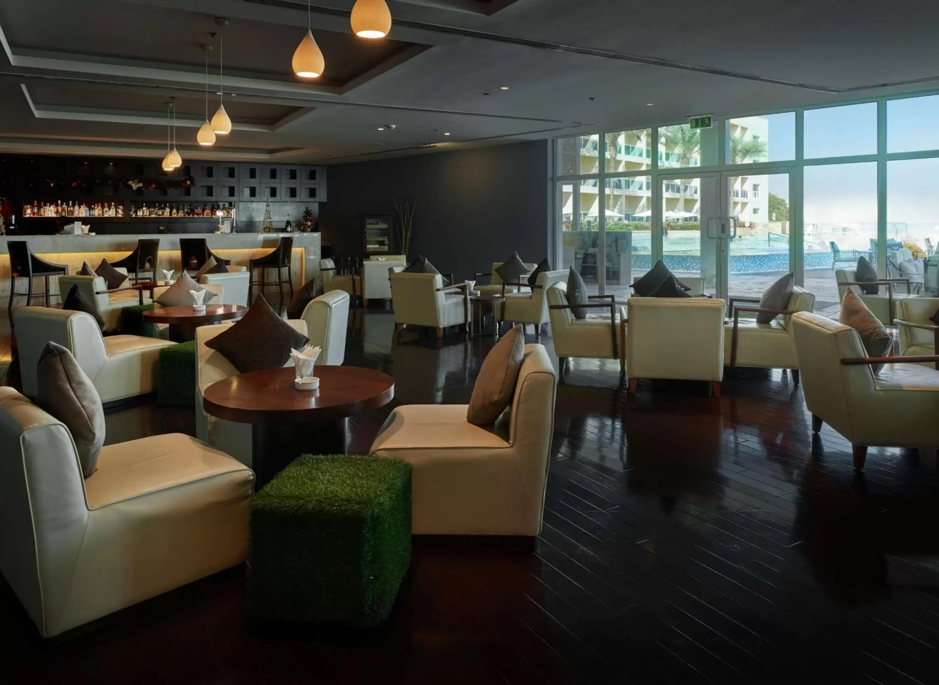 Lounge or bar, Restaurant/Places to Eat in Radisson Blu Resort, Fujairah