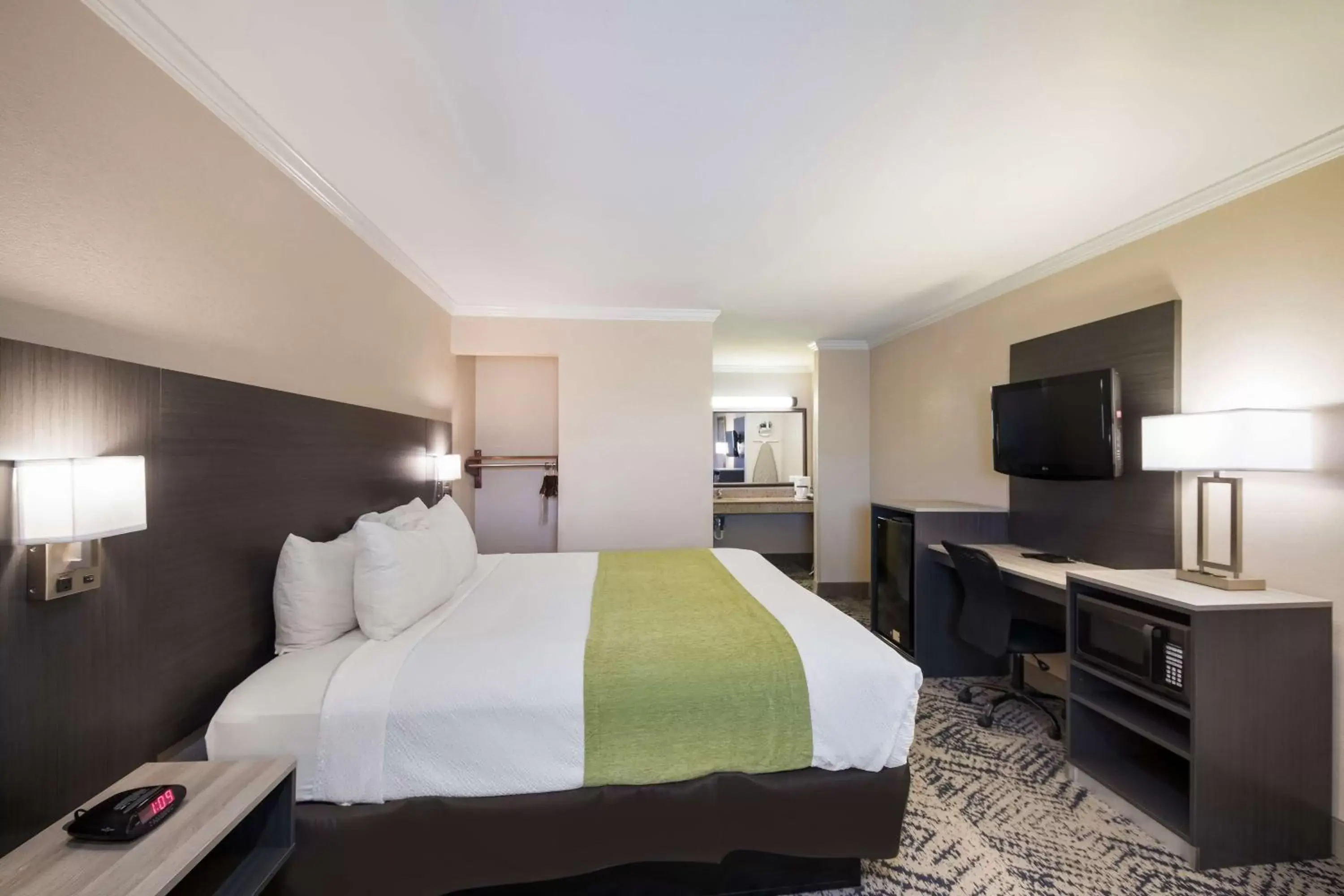 Bedroom, Bed in SureStay Hotel by Best Western Rockdale Bedroom, Bed in SureStay Hotel by Best Western Rockdale