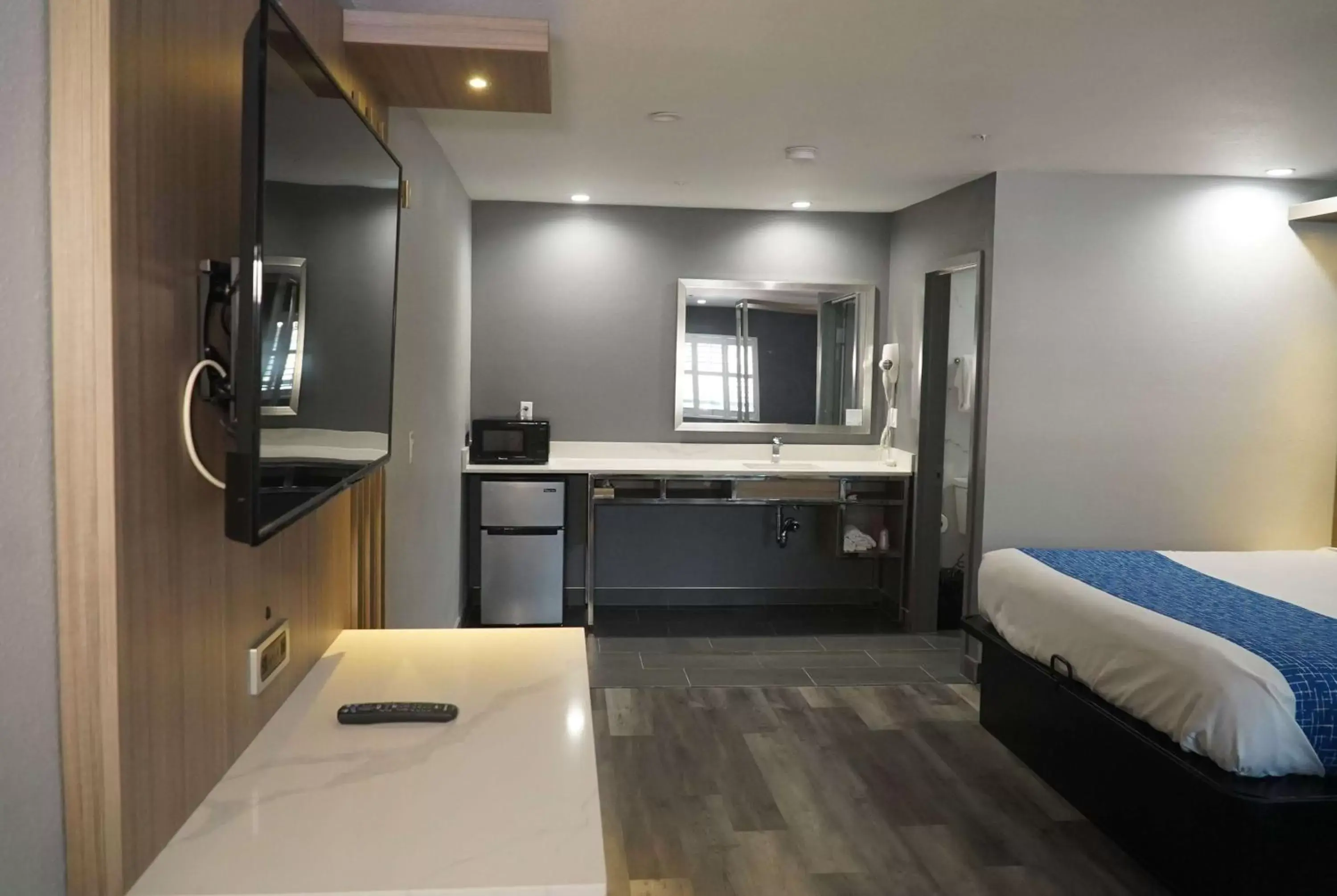 Photo of the whole room, Kitchen/Kitchenette in Travelodge by Wyndham Whittier