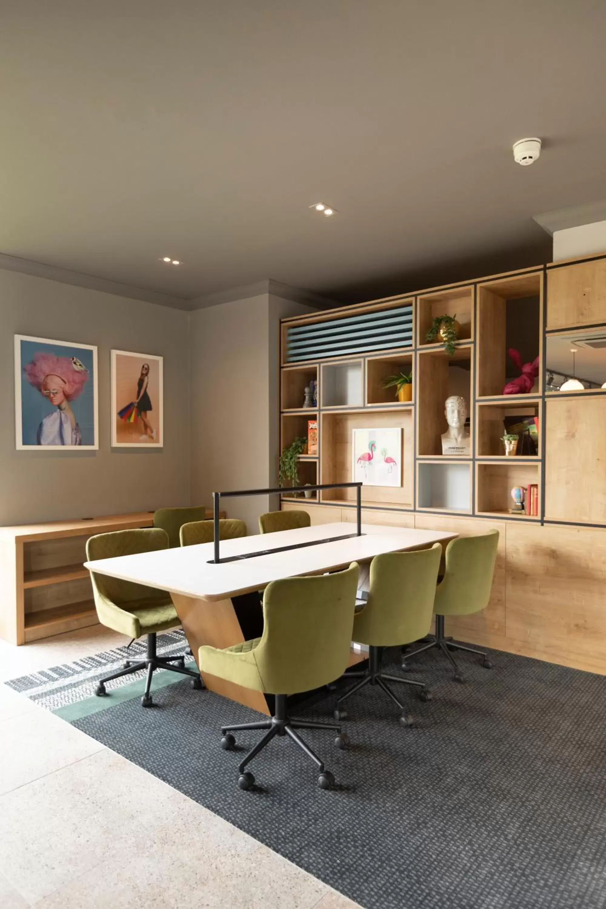 Lounge or bar in Holiday Inn Basildon by IHG Lounge or bar in Holiday Inn Basildon by IHG