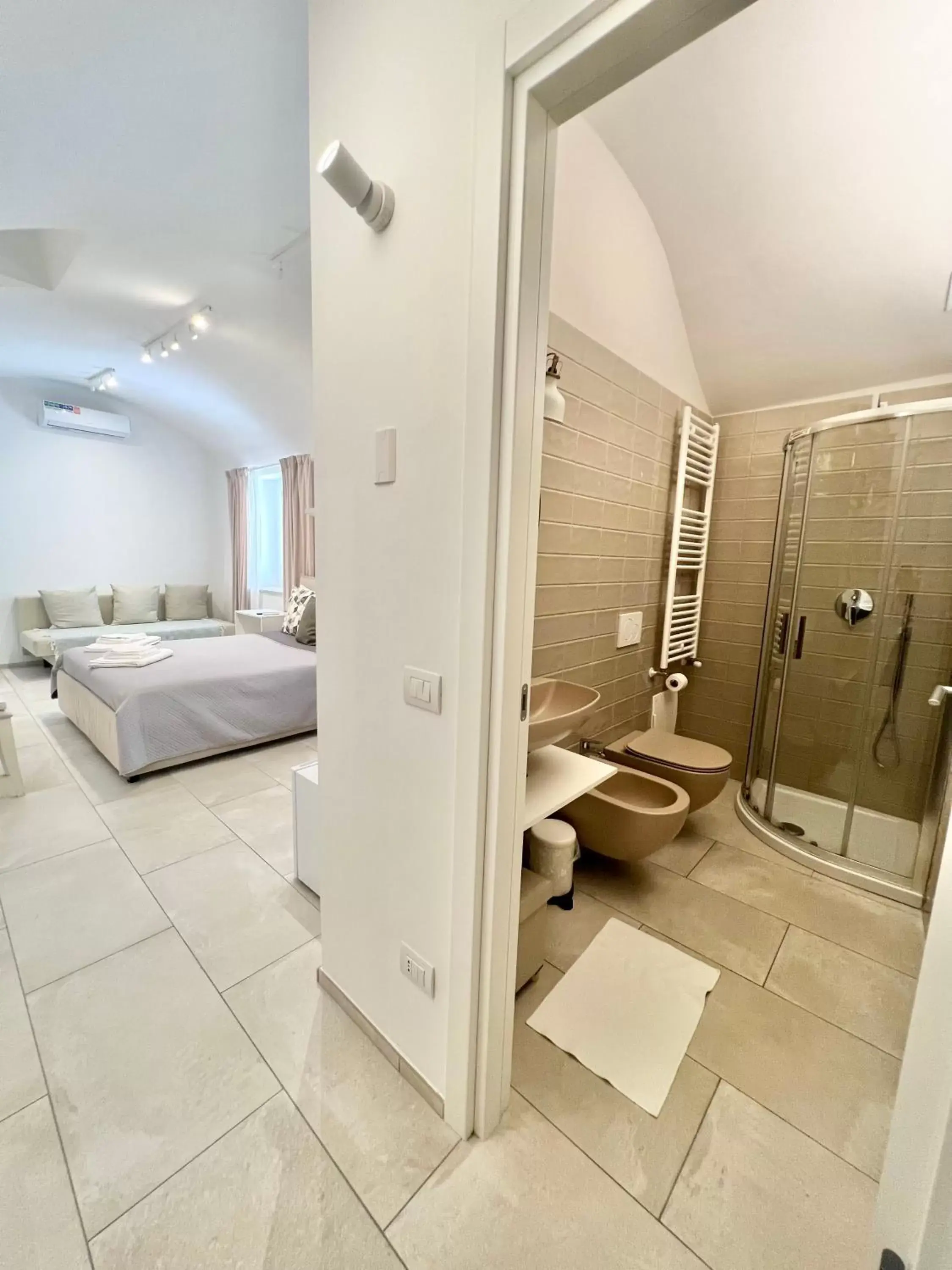 Photo of the whole room, Bathroom in L Antico Forno Bari Centro Storico