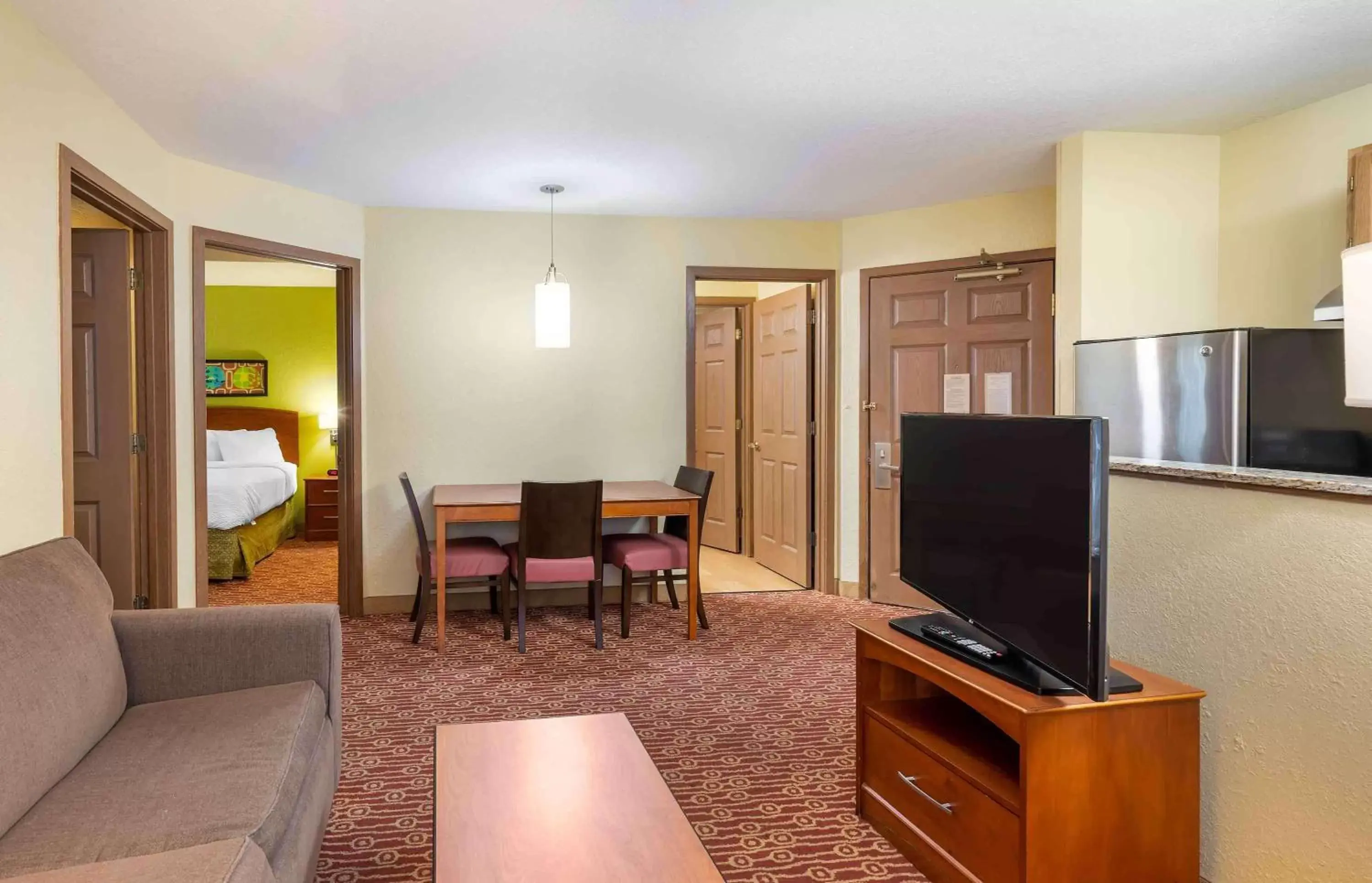 Bedroom, TV/Entertainment Center in Extended Stay America Suites - Richmond - Glen Allen - Short Pump