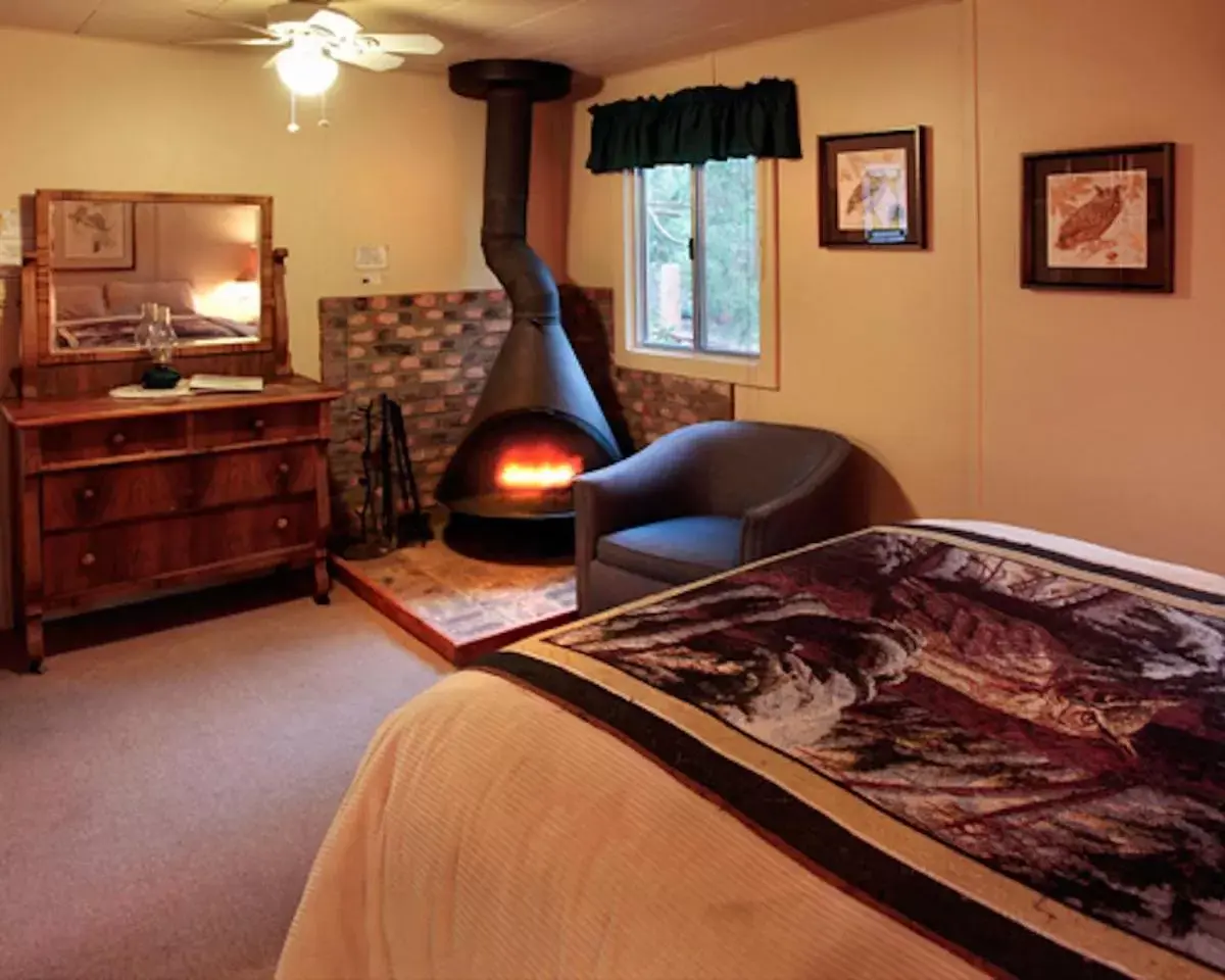 Bed in Silver Pines Lodge