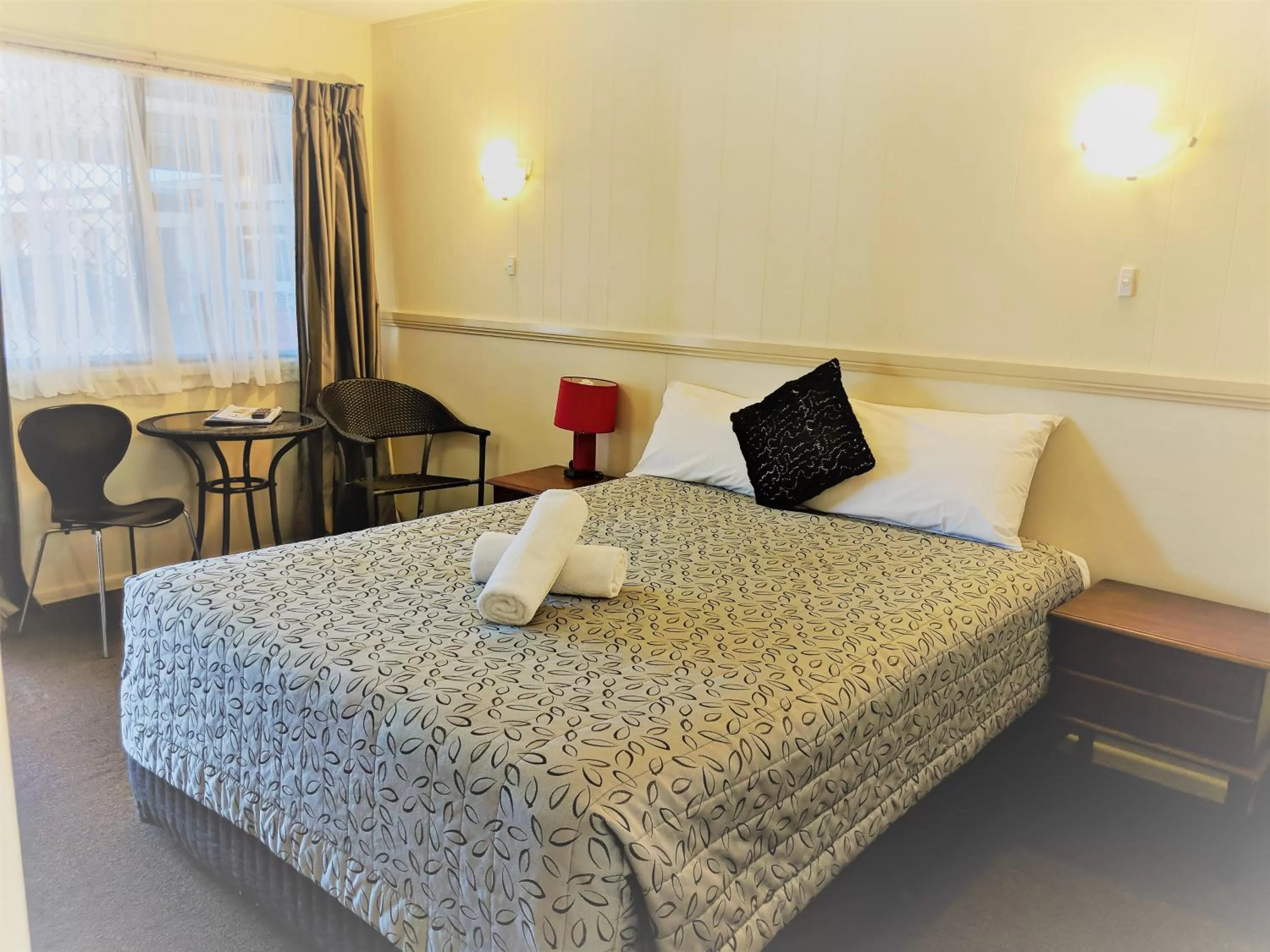 Bedroom, Bed in Miners Lodge Motor Inn