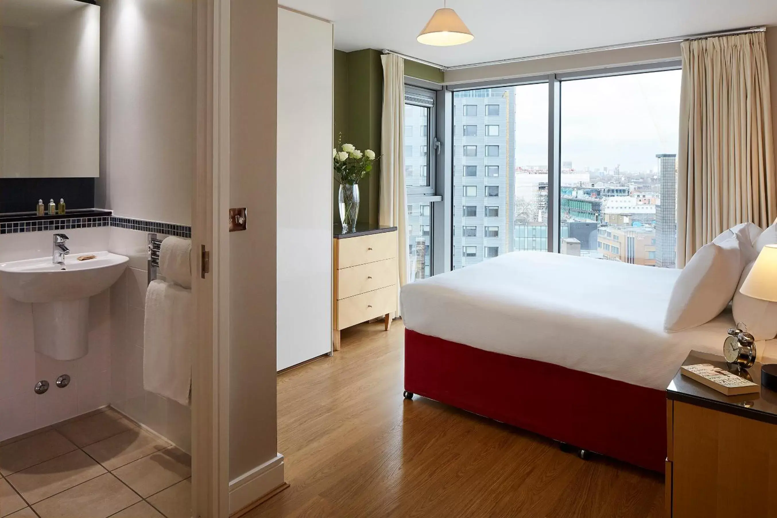 Bed, Bathroom in Marlin Aldgate Tower Bridge