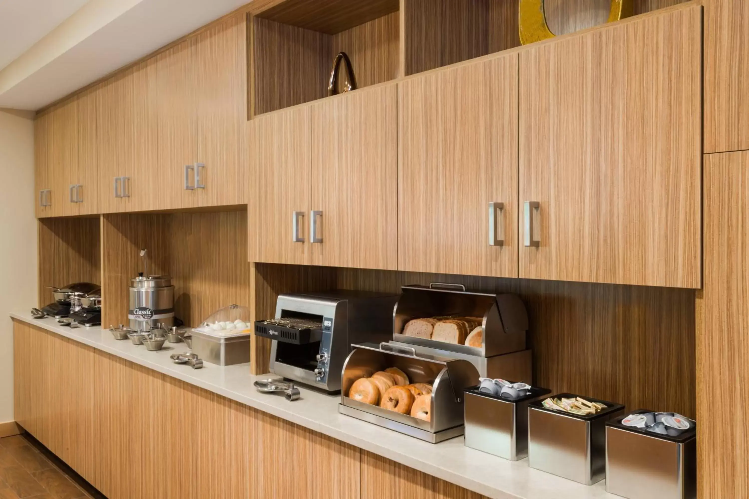 Breakfast, Kitchen/Kitchenette in TownePlace Suites by Marriott Latham Albany Airport