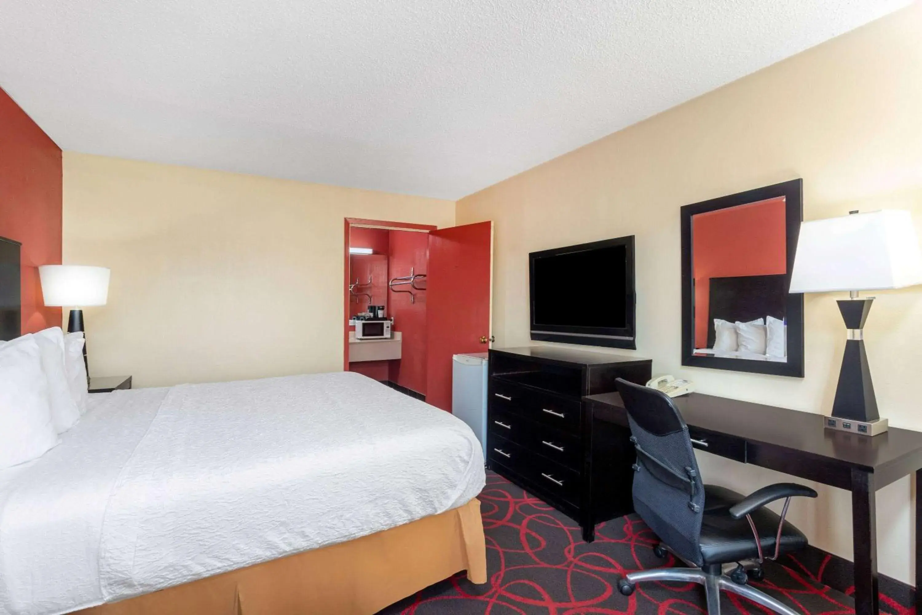 Photo of the whole room, TV/Entertainment Center in Travelodge by Wyndham Richmond IN
