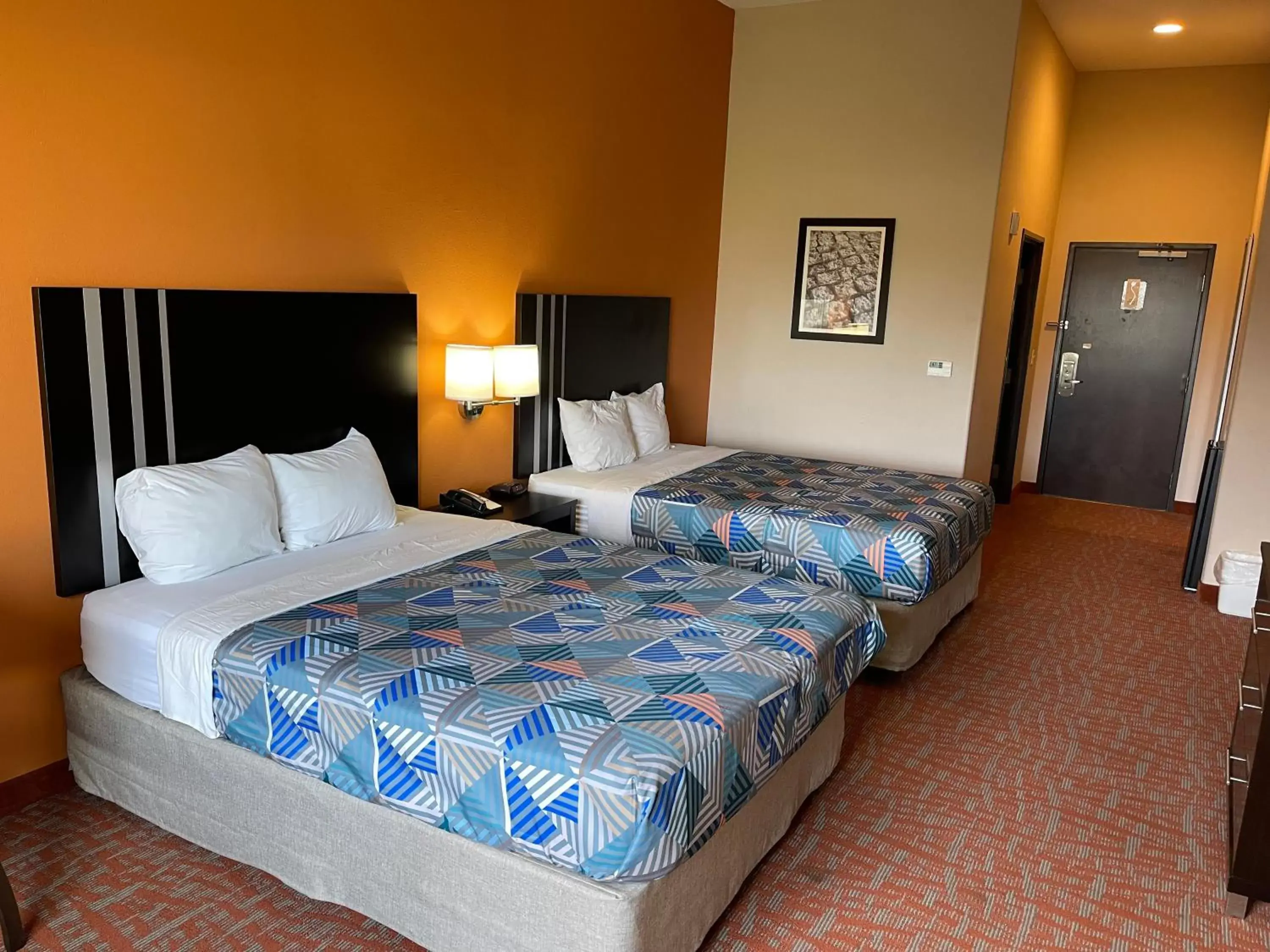Photo of the whole room, Bed in Super 6 Inn & Suites
