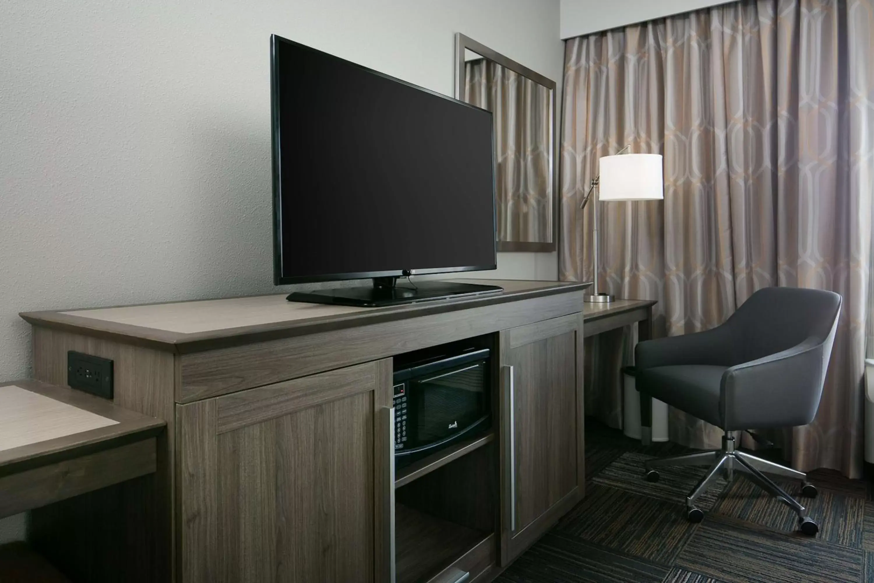 Bedroom, TV/Entertainment Center in Hampton Inn & Suites Mason City, IA