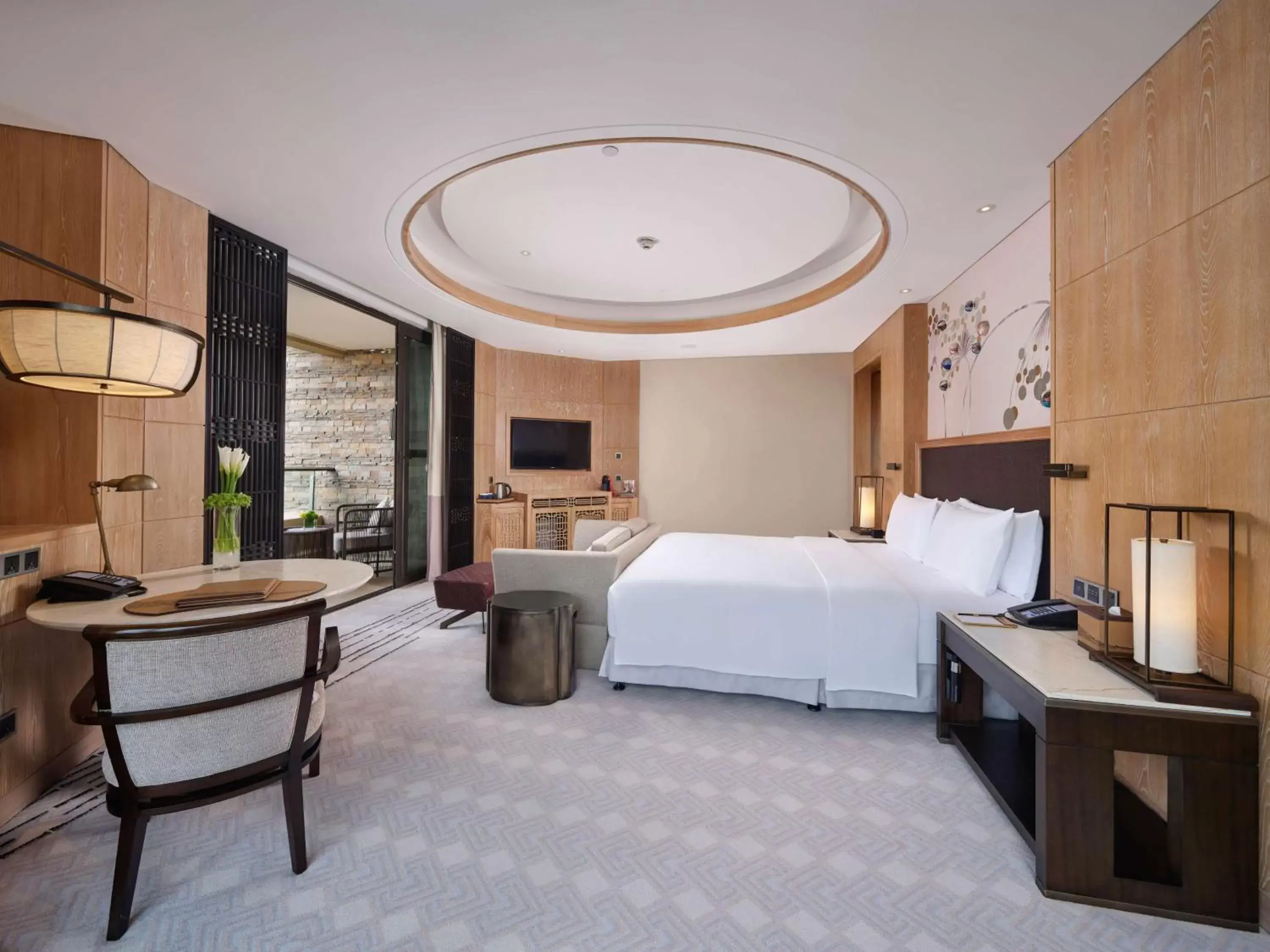 Junior Suite with Lake View in Hilton Dali Resort & Spa Junior Suite with Lake View in Hilton Dali Resort & Spa