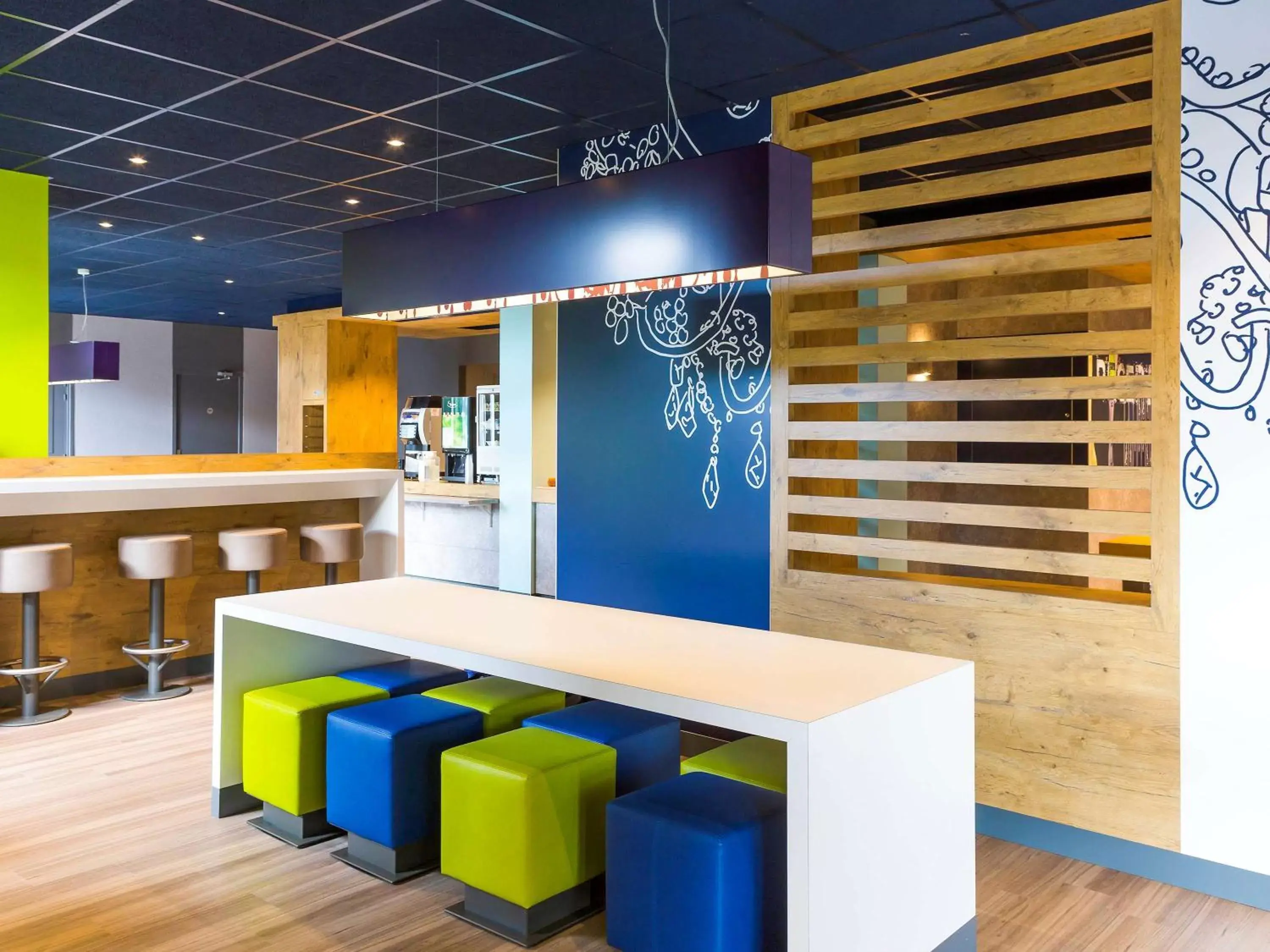 Property building, Lounge/Bar in ibis budget Lorient Hennebont
