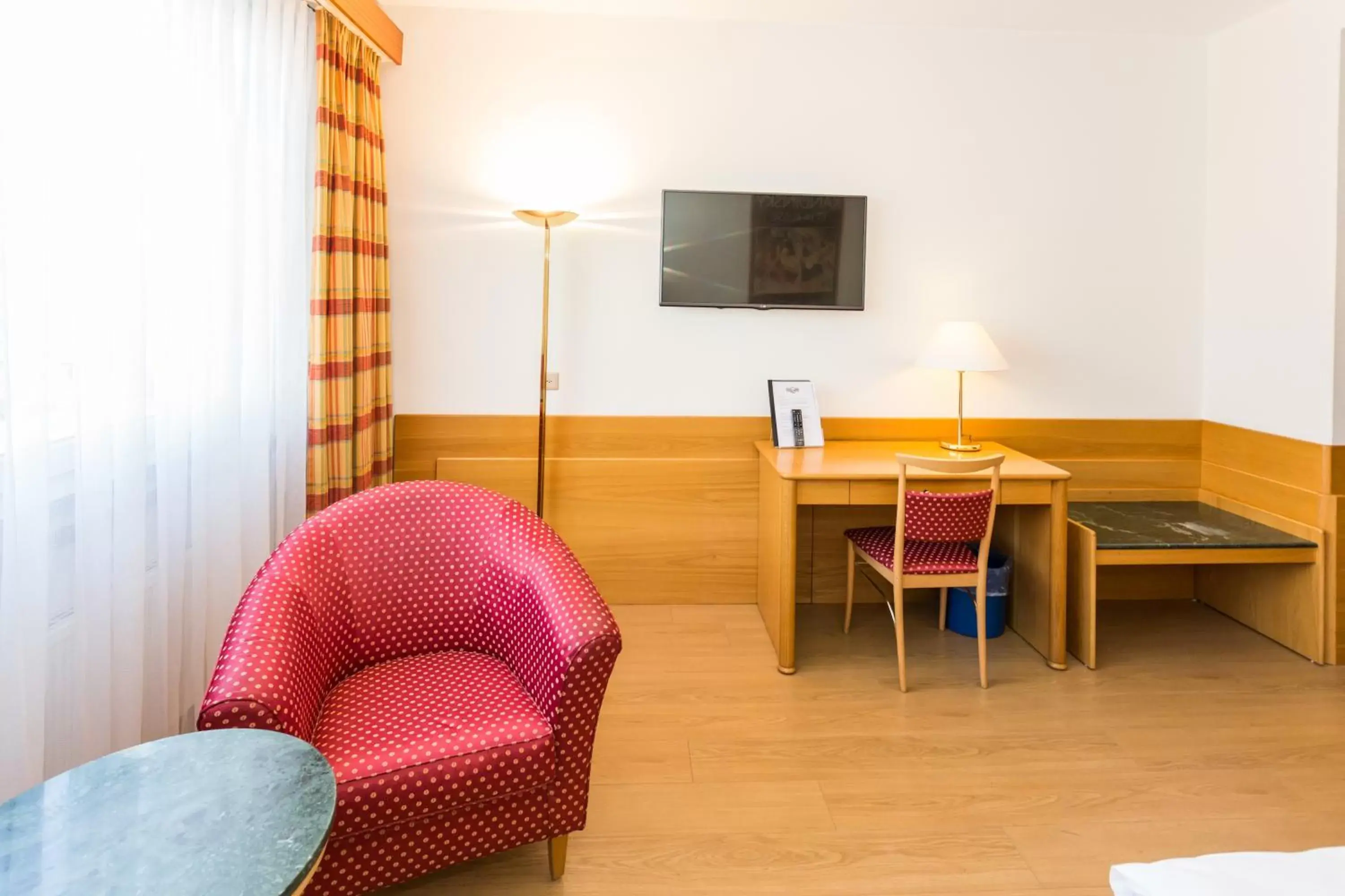 Photo of the whole room, Seating Area in Hôtel du Rhône