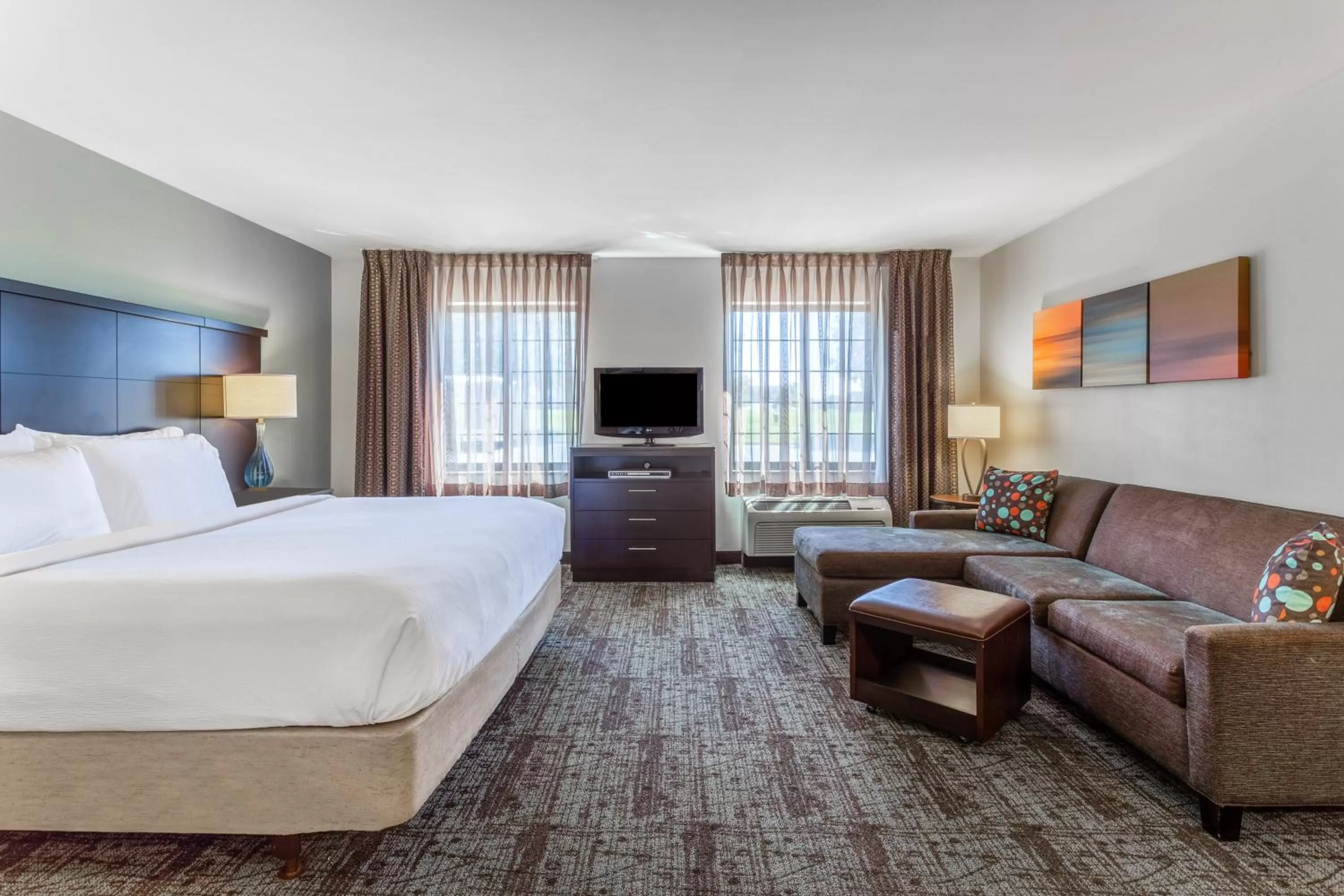 Photo of the whole room, Bed in Staybridge Suites Davenport by IHG