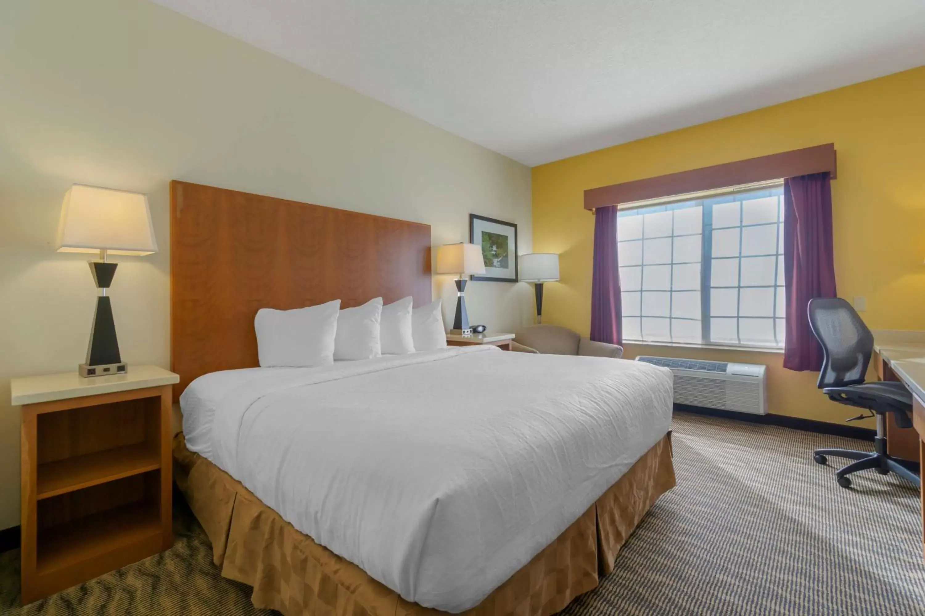 Bedroom, Bed in Best Western Plus Park Place Inn & Suites