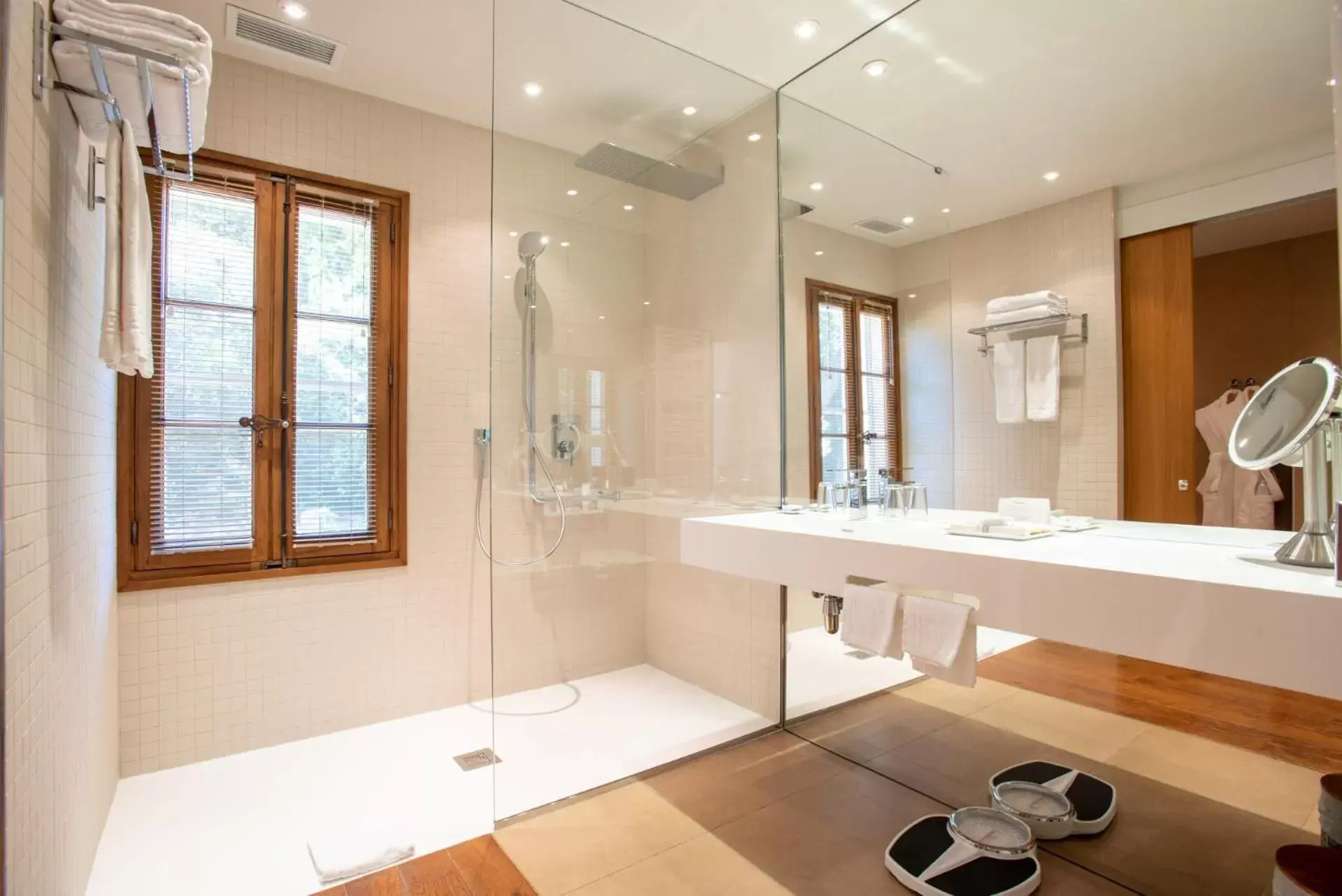 Bathroom in Hotel Château Des Alpilles