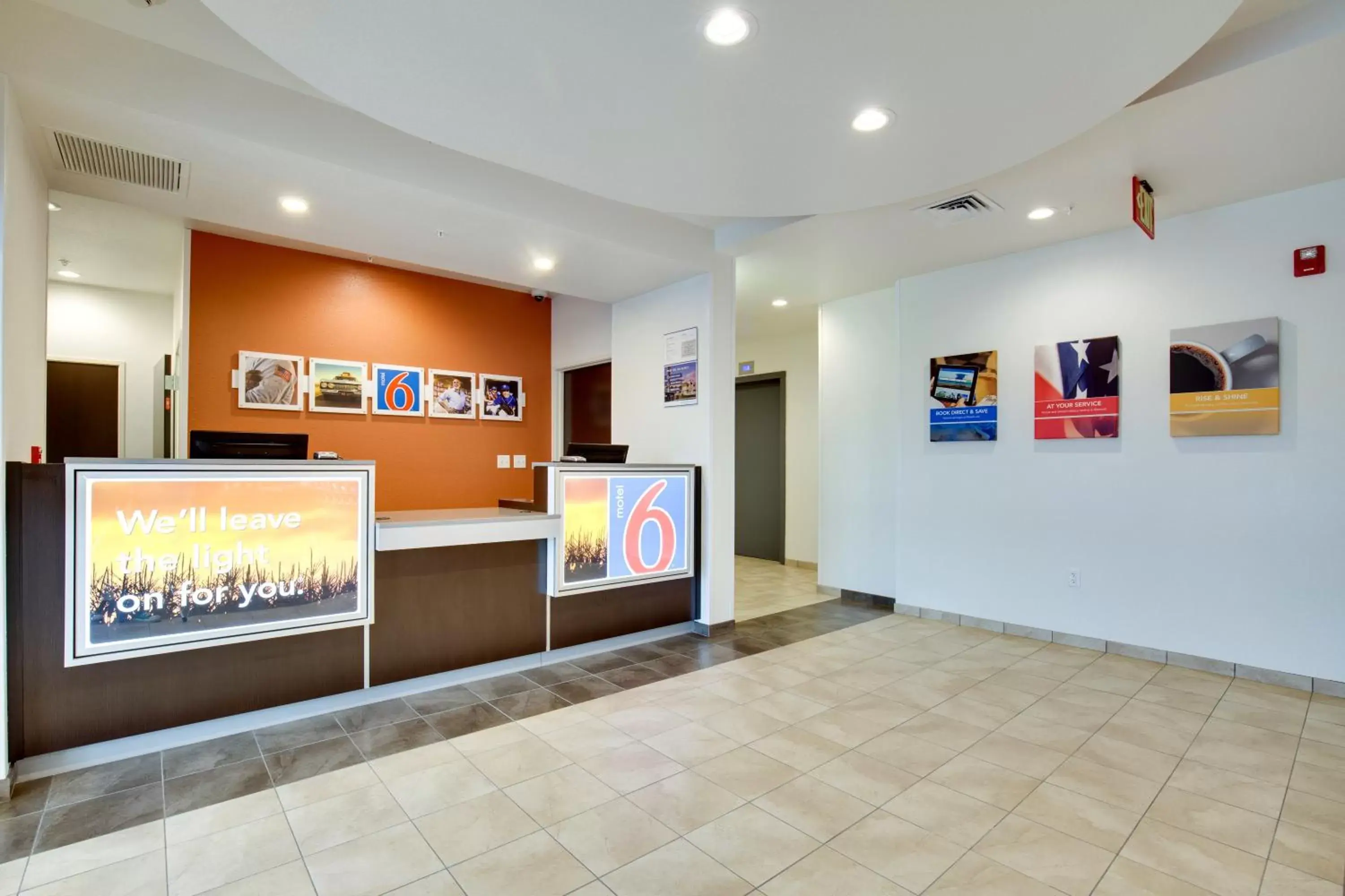 Lobby or reception, TV/Entertainment Center in Motel 6-Poplar Bluff, MO