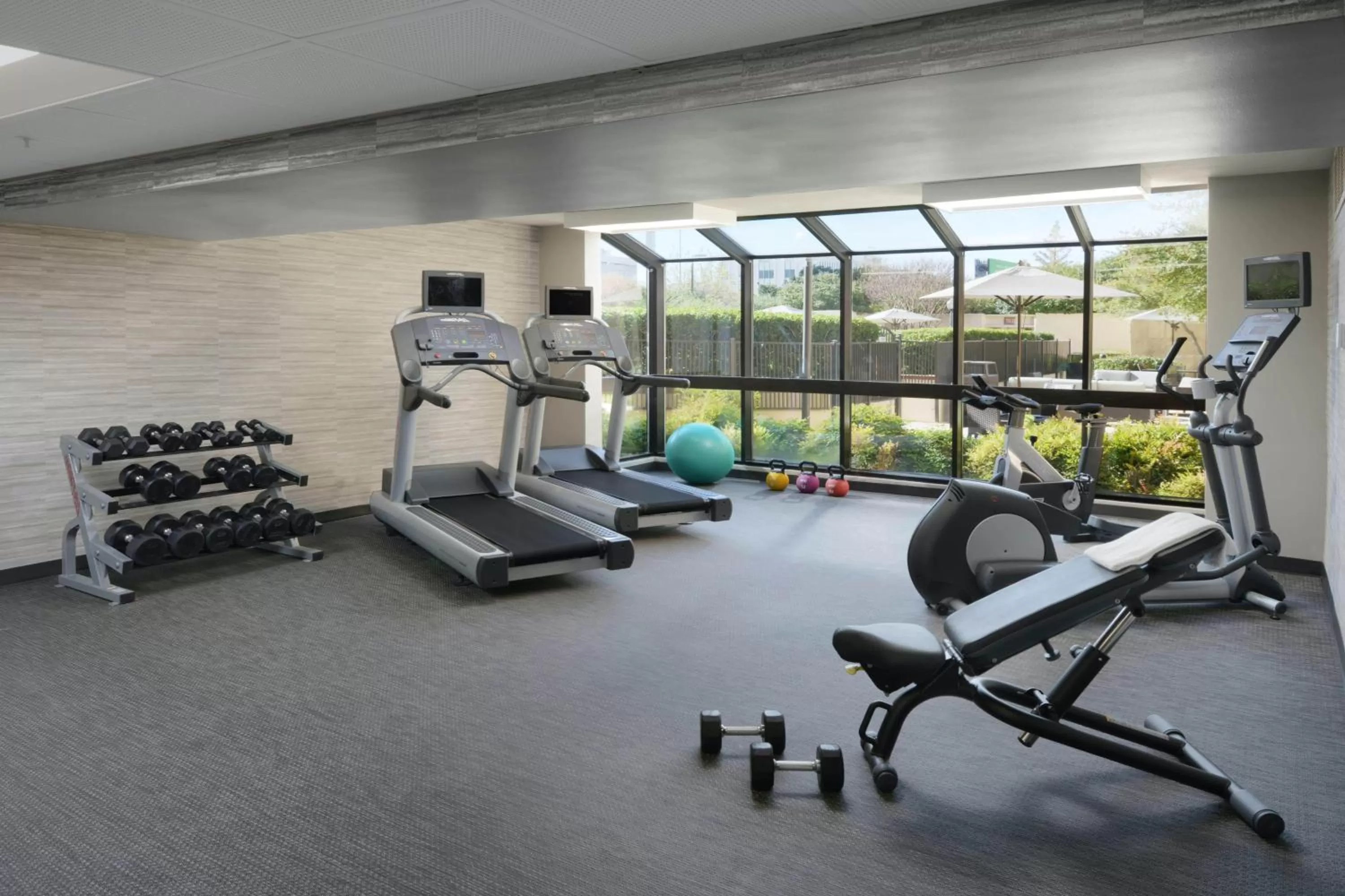 Fitness centre/facilities in Sonesta Select Dallas Central Expressway
