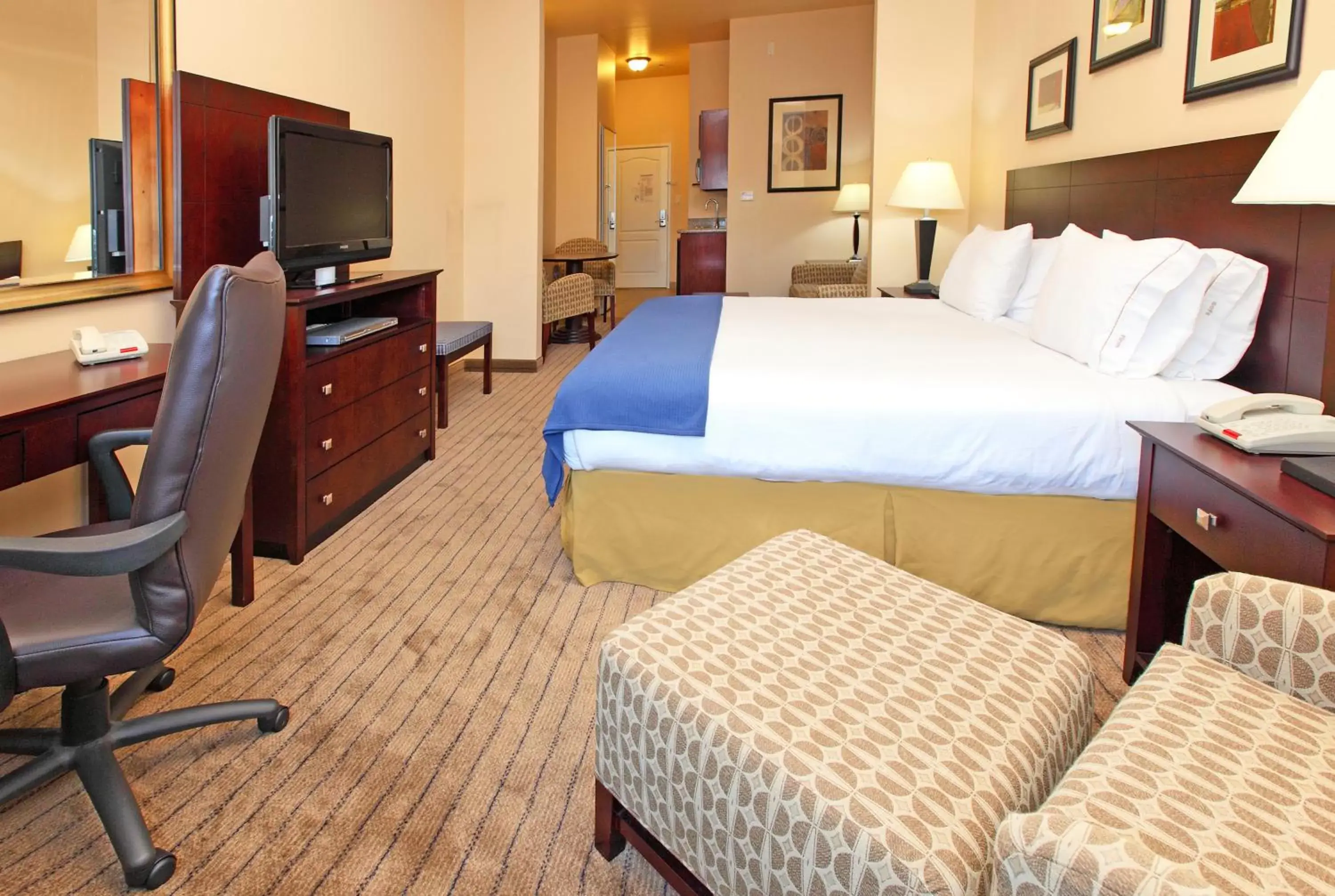 Bed in Holiday Inn Express Hotel & Suites Marshall by IHG Bed in Holiday Inn Express Hotel & Suites Marshall by IHG