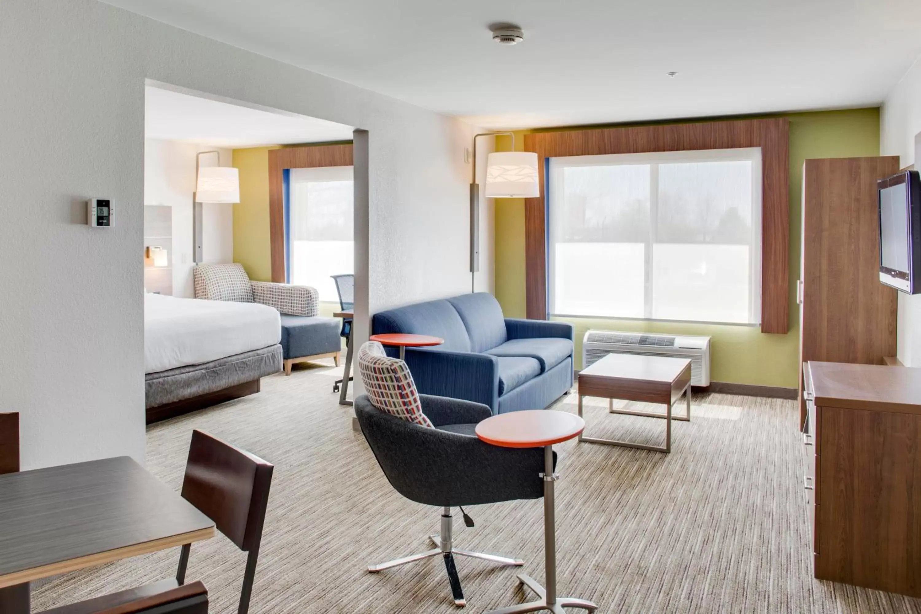 Photo of the whole room, Bed in Holiday Inn Express Hotel & Suites Chickasha by IHG Photo of the whole room, Bed in Holiday Inn Express Hotel & Suites Chickasha by IHG