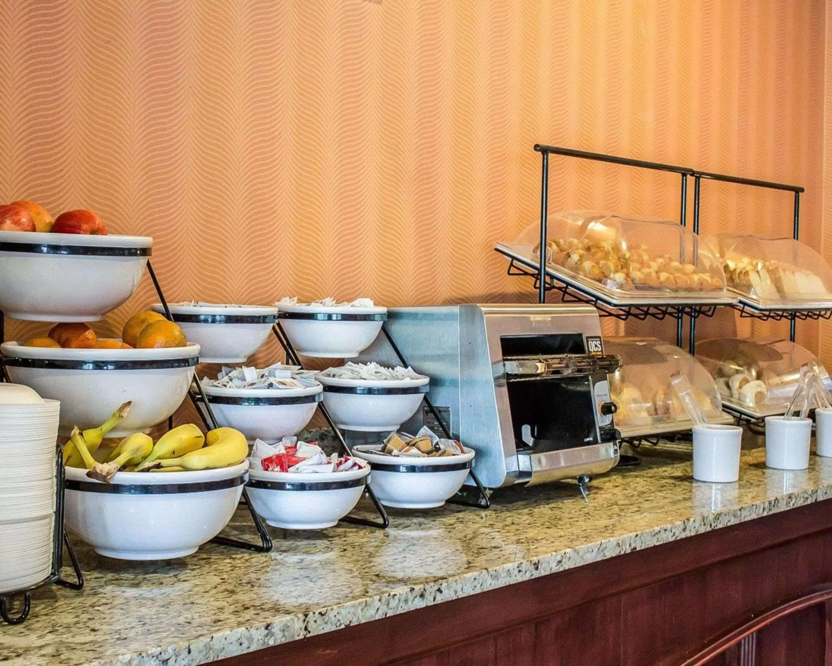 Restaurant/places to eat, Food in Norwood Inn & Suites Columbus
