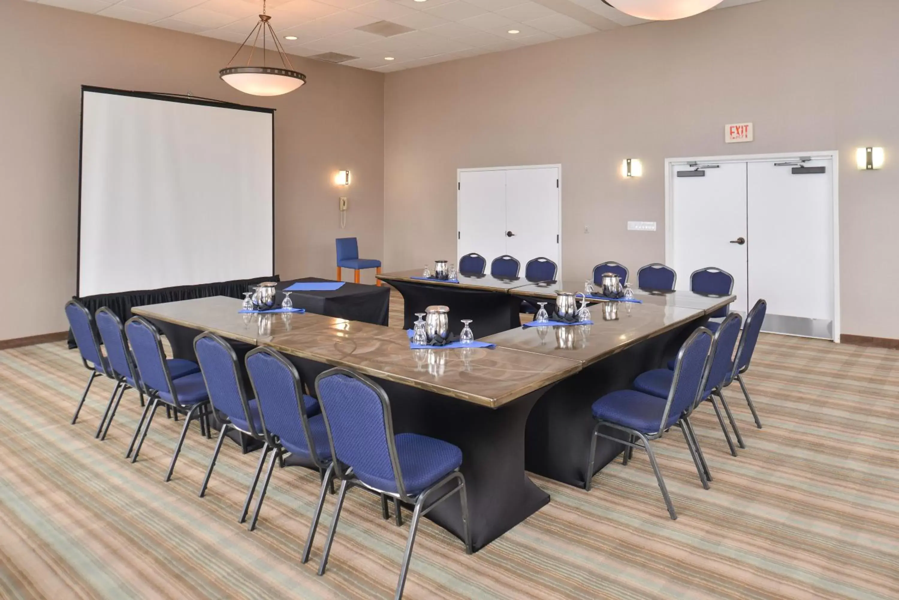 Meeting/conference room in Holiday Inn Express Hotel & Suites Ventura Harbor, an IHG Hotel