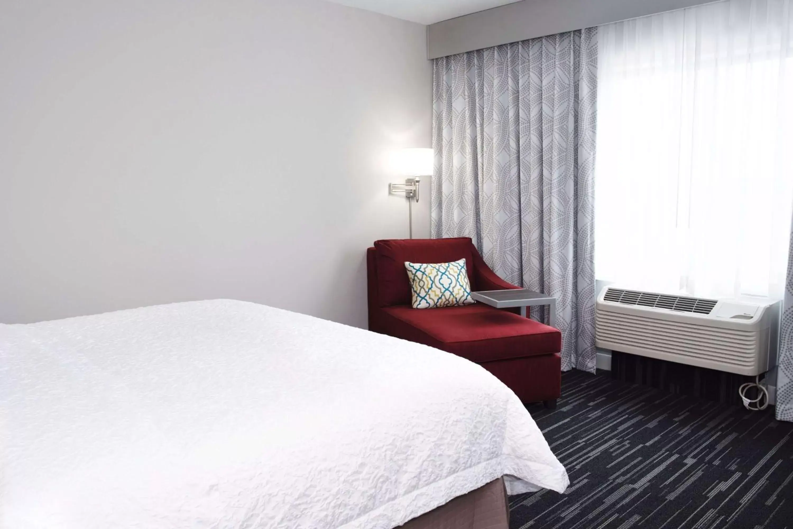 Living room, Bed in Hampton Inn By Hilton - Suites Des Moines-Urbandale IA