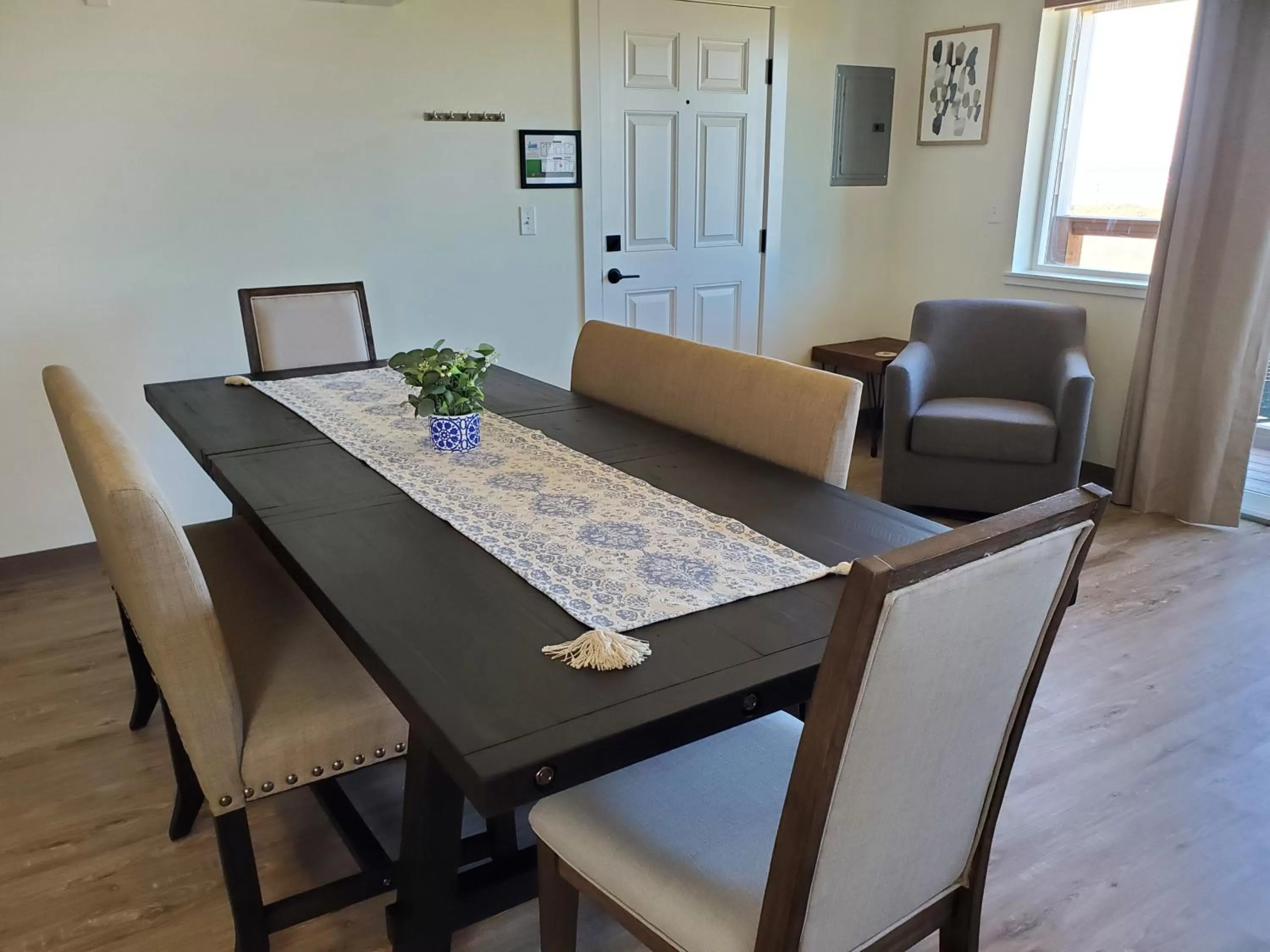 Natural landscape, Dining Area in Moonstone Beach Motel