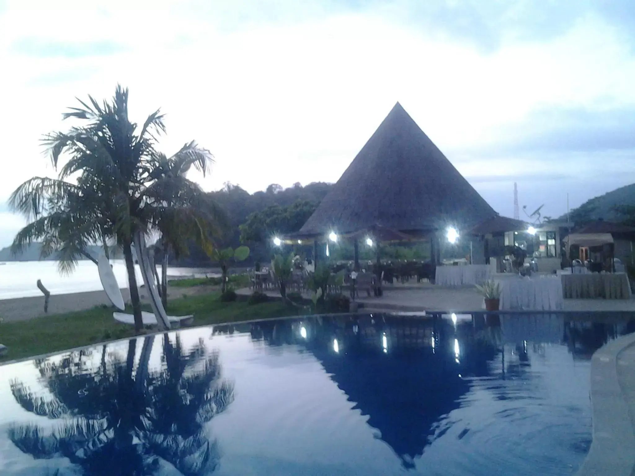 Restaurant/places to eat, Swimming Pool in Luwansa Beach Hotel