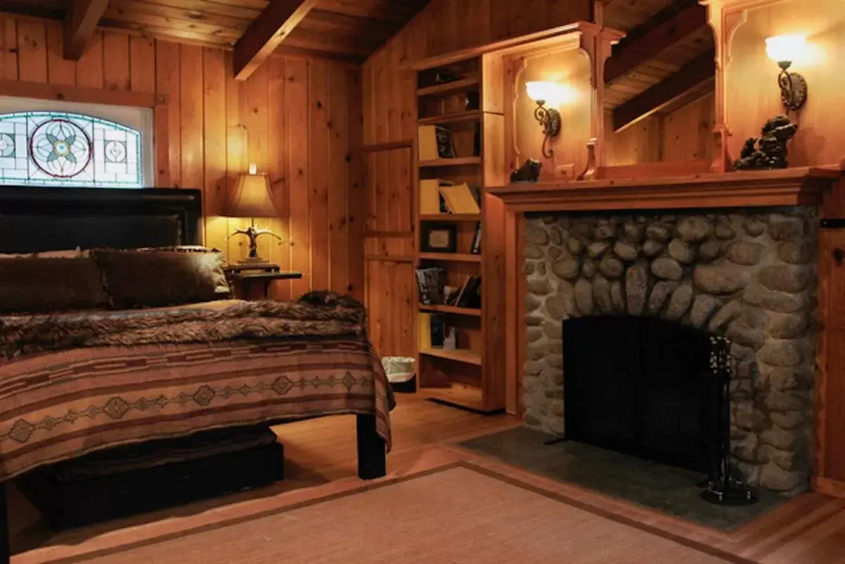 Bed in Silver Pines Lodge