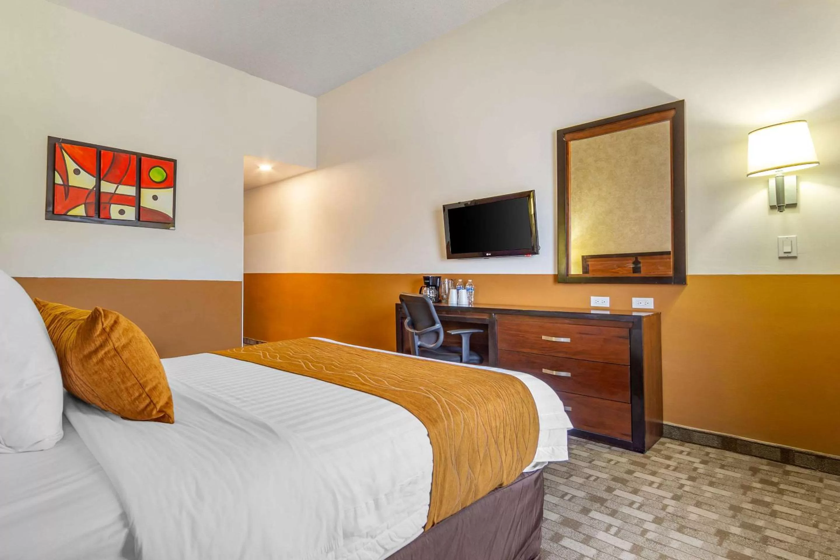 Photo of the whole room, Bed in Comfort Inn Chihuahua