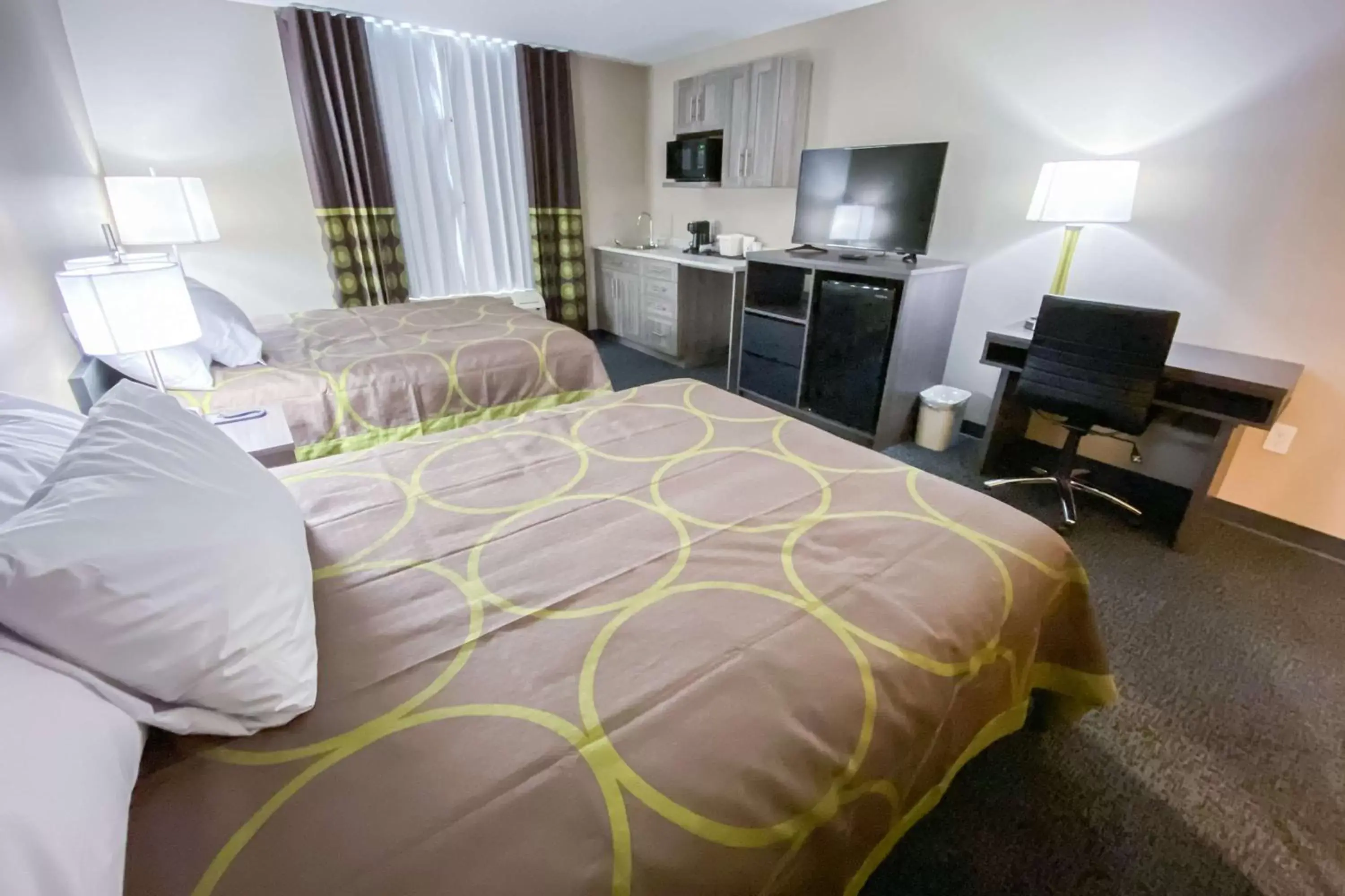 Photo of the whole room, Bed in Super 8 by Wyndham Moosonee