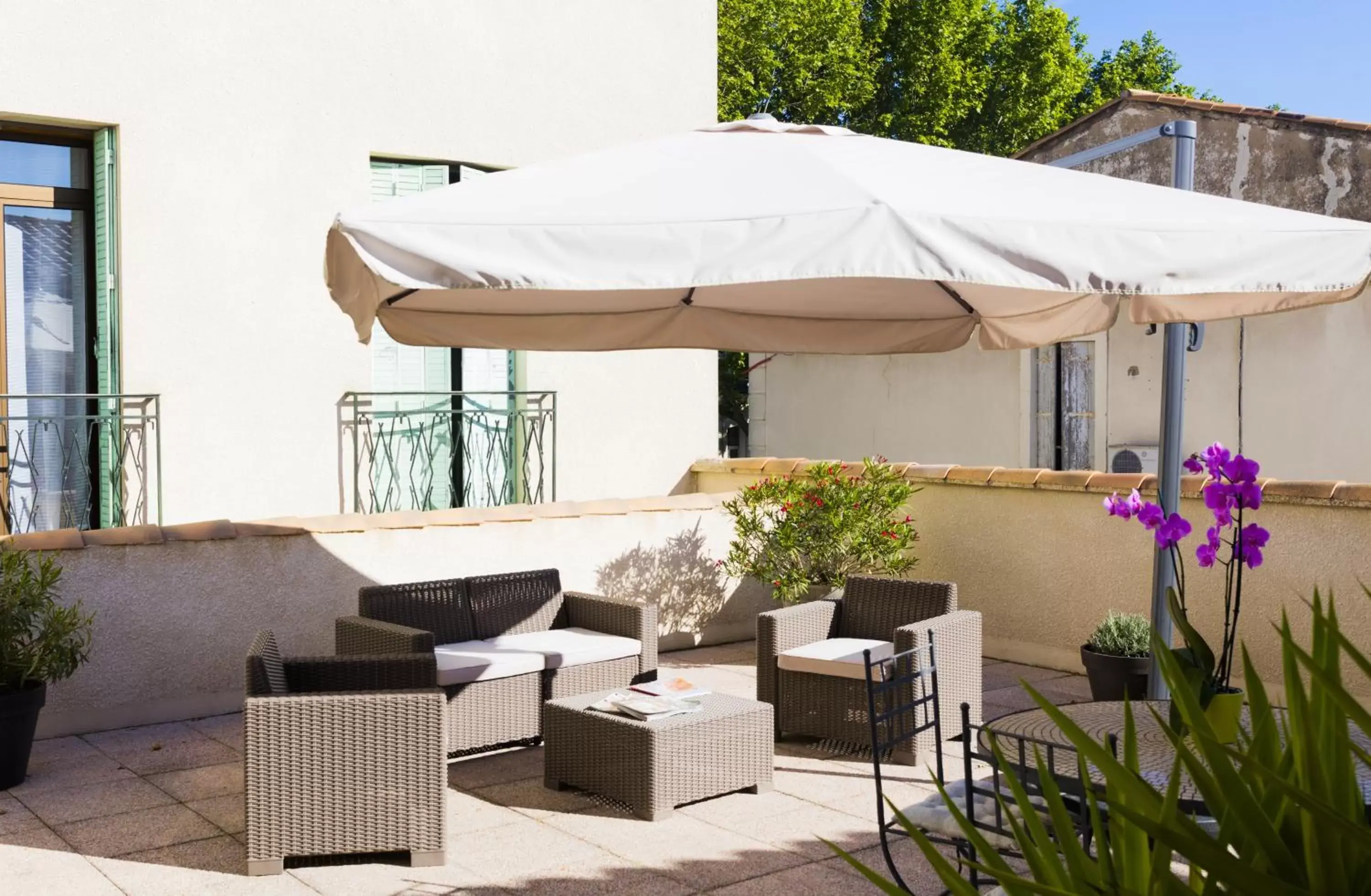 Patio in Logis Hôtel Restaurant Le Cours Patio in Logis Hôtel Restaurant Le Cours