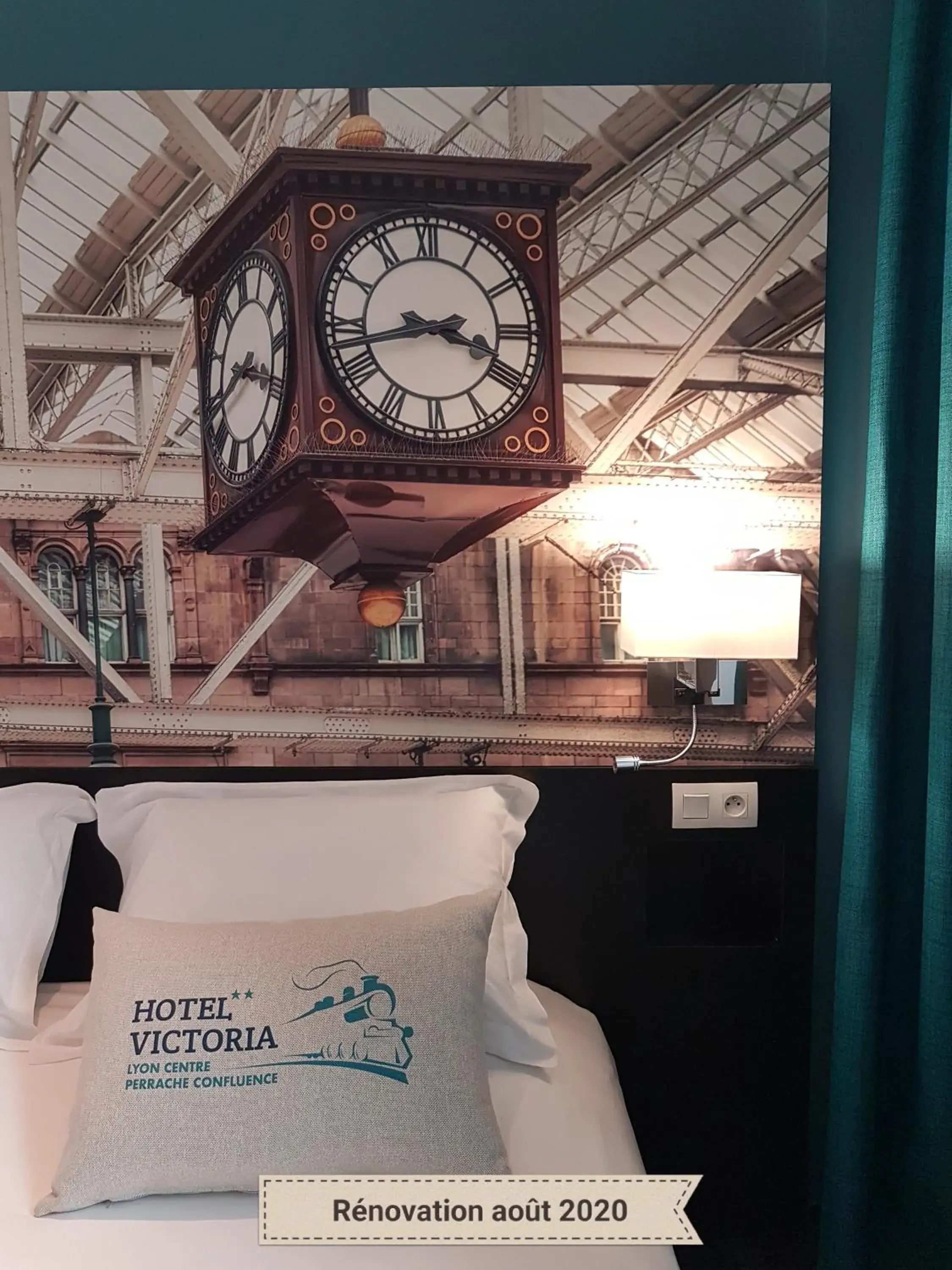 Bed, Lobby/Reception in Hotel Victoria Lyon Perrache Confluence