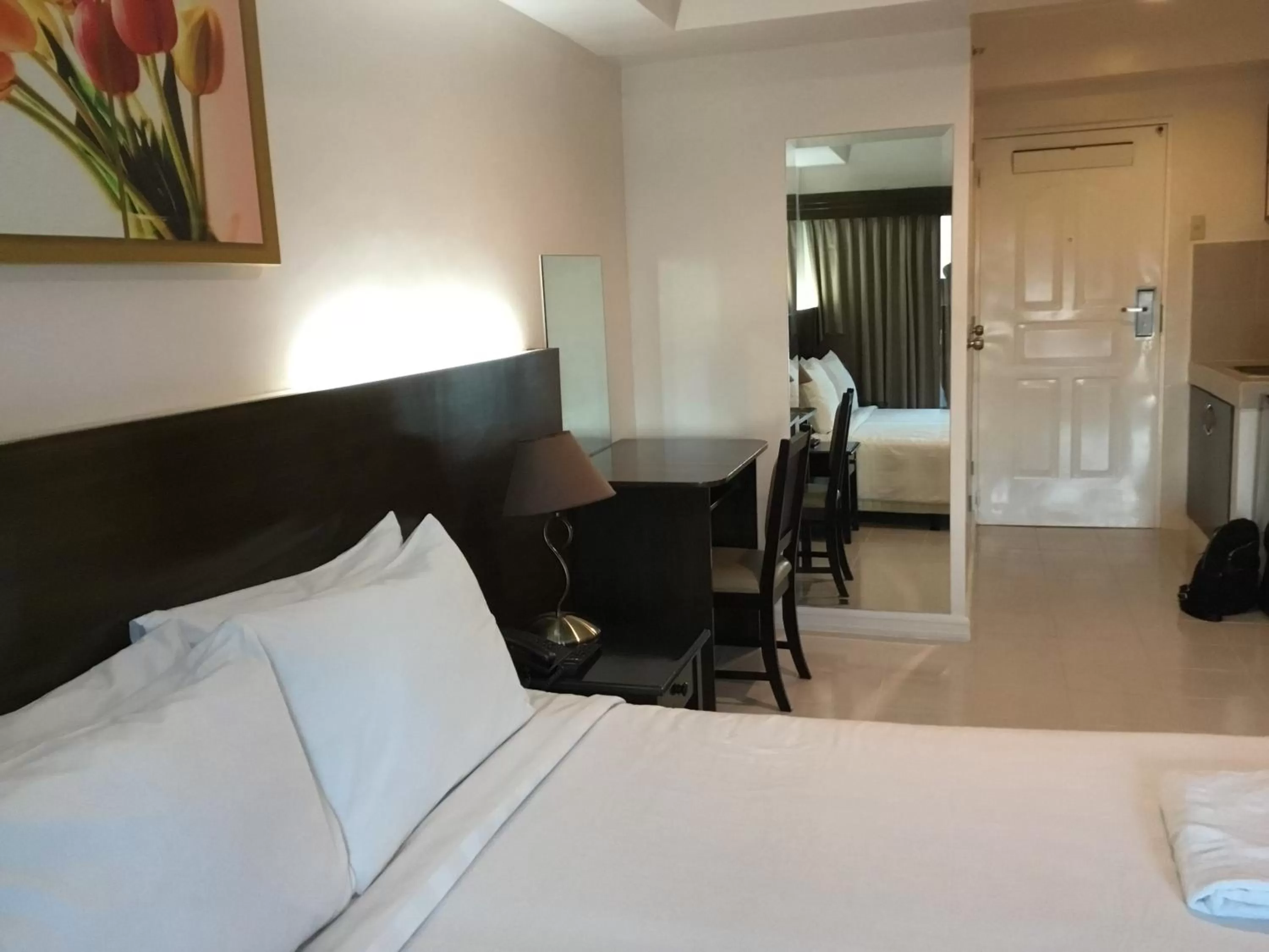 Bed in Condo with Free Swimming Pool & Viewing Deck