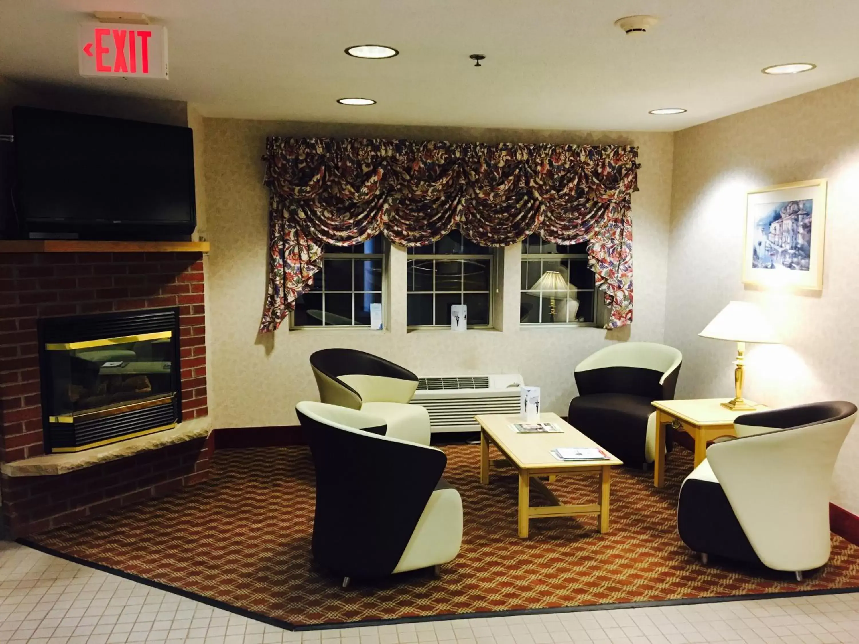 Communal lounge/ TV room, Restaurant/Places to Eat in Microtel Inn & Suites by Wyndham Syracuse Baldwinsville