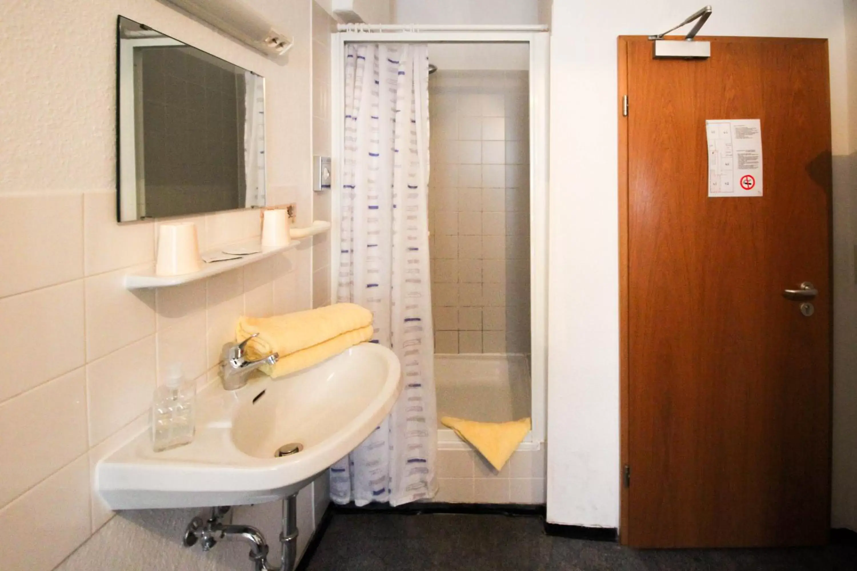 Shower, Bathroom in Hotel Atlanta