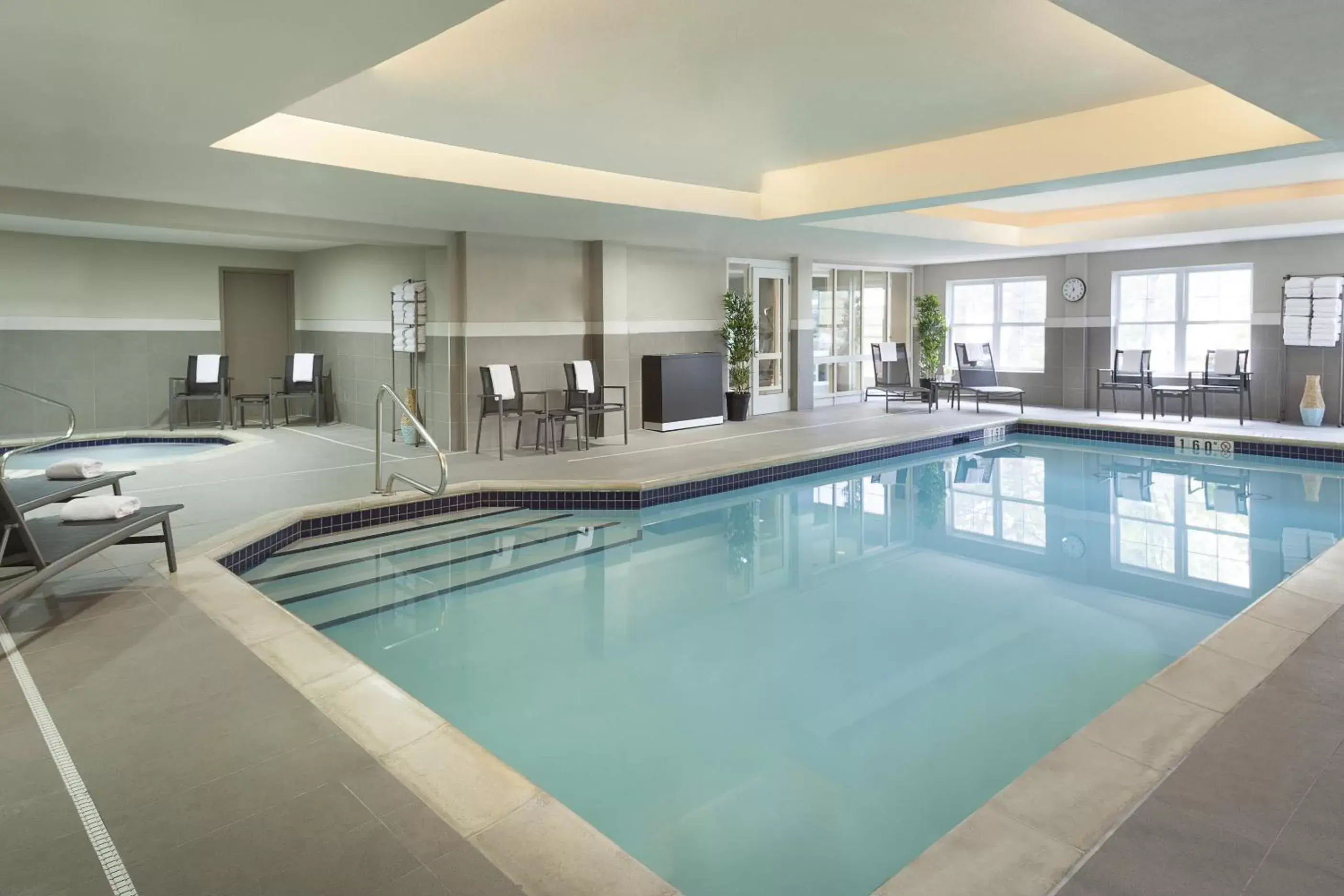Hot Tub, Swimming Pool in Cambridge Suites Mississauga