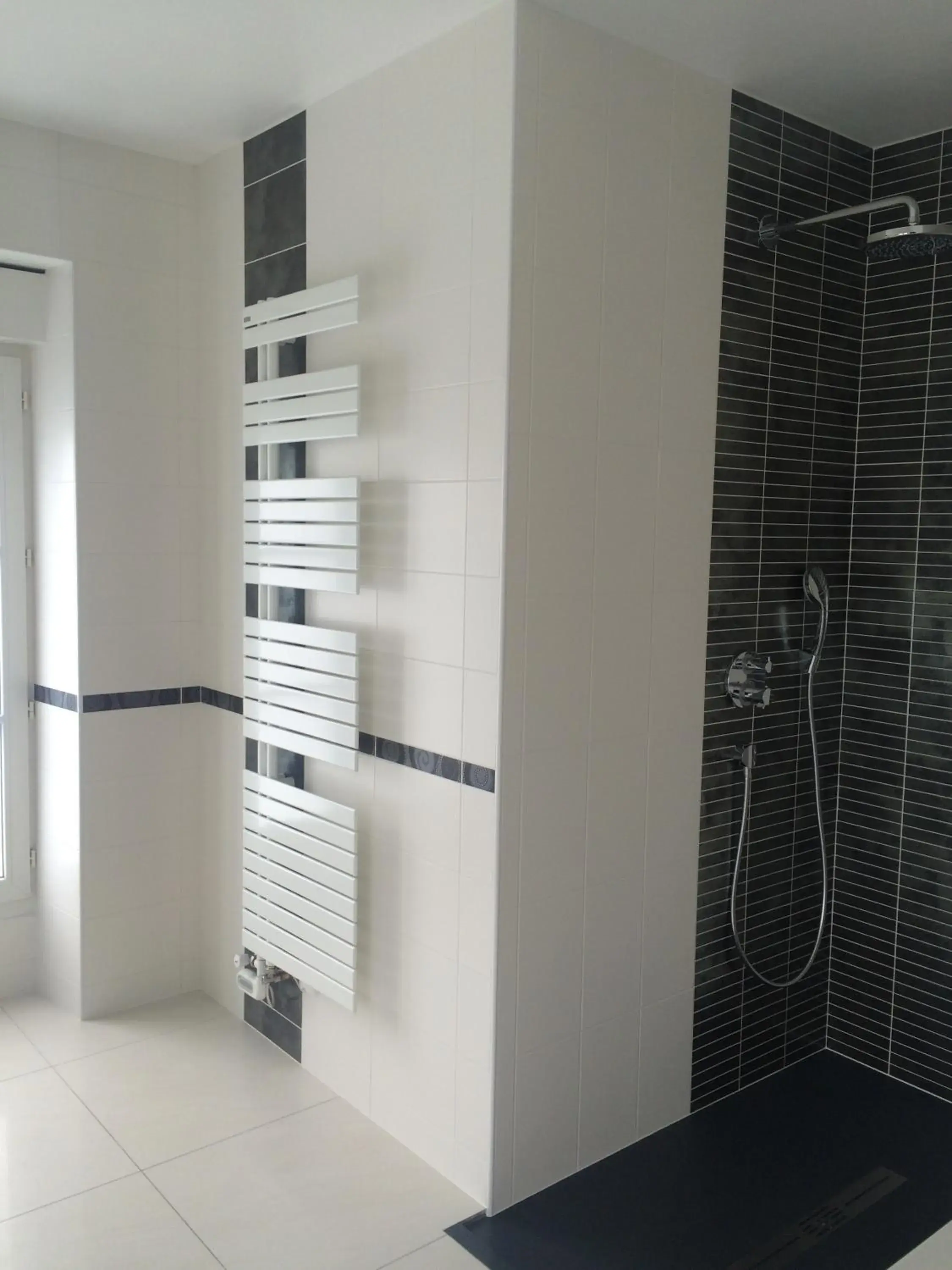 Shower, Bathroom in Logis Hôtel d'Angleterre