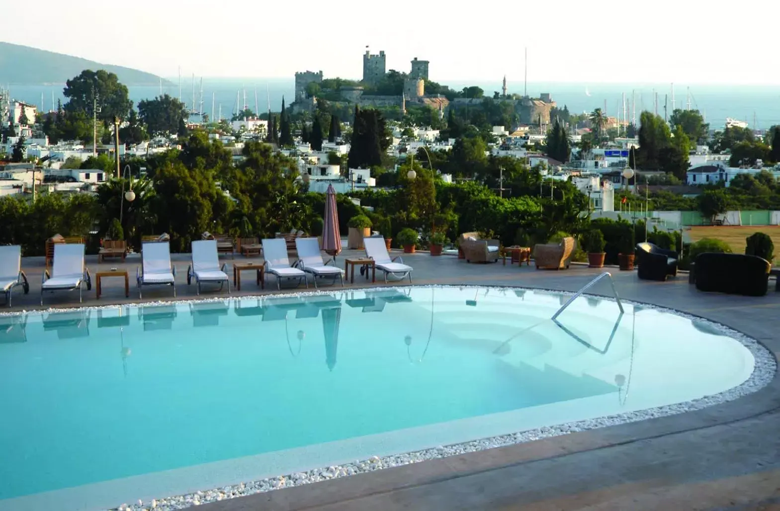 Garden, Swimming Pool in Lvzz Hotel