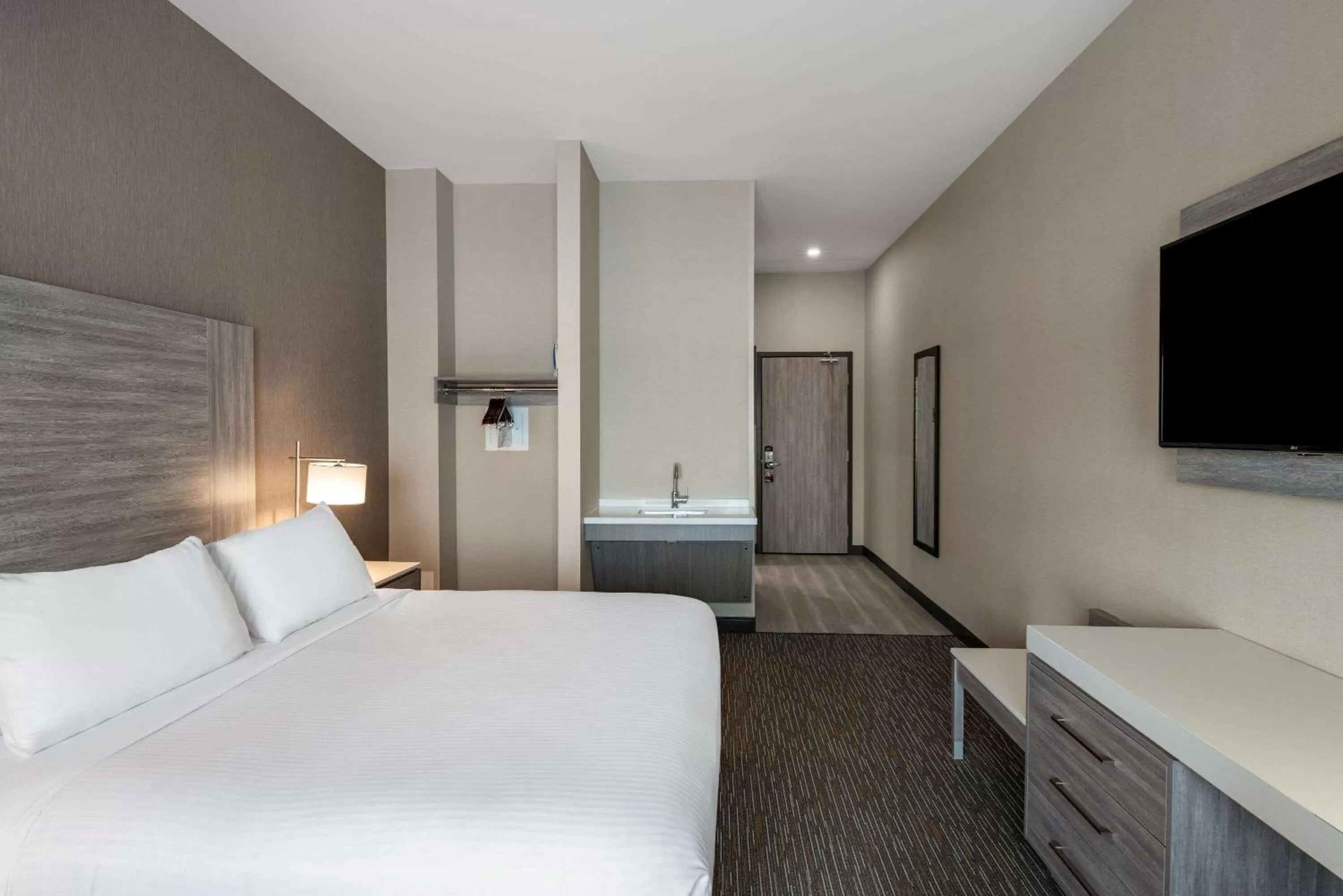 Photo of the whole room, Bed in Wingate by Wyndham Kanata West Ottawa