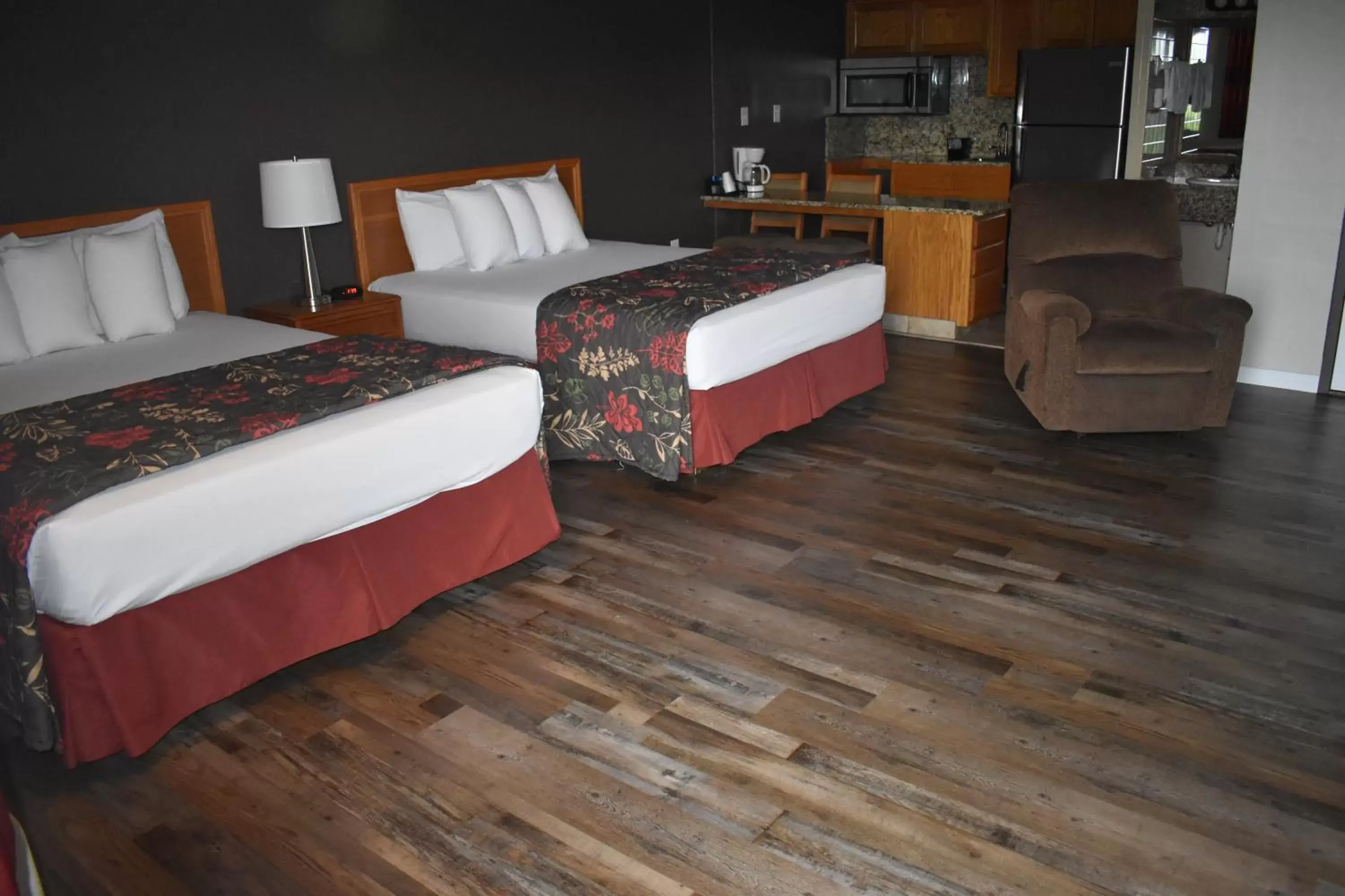 Quadruple Room with Shower in Gadsden Inn and Suites Quadruple Room with Shower in Gadsden Inn and Suites