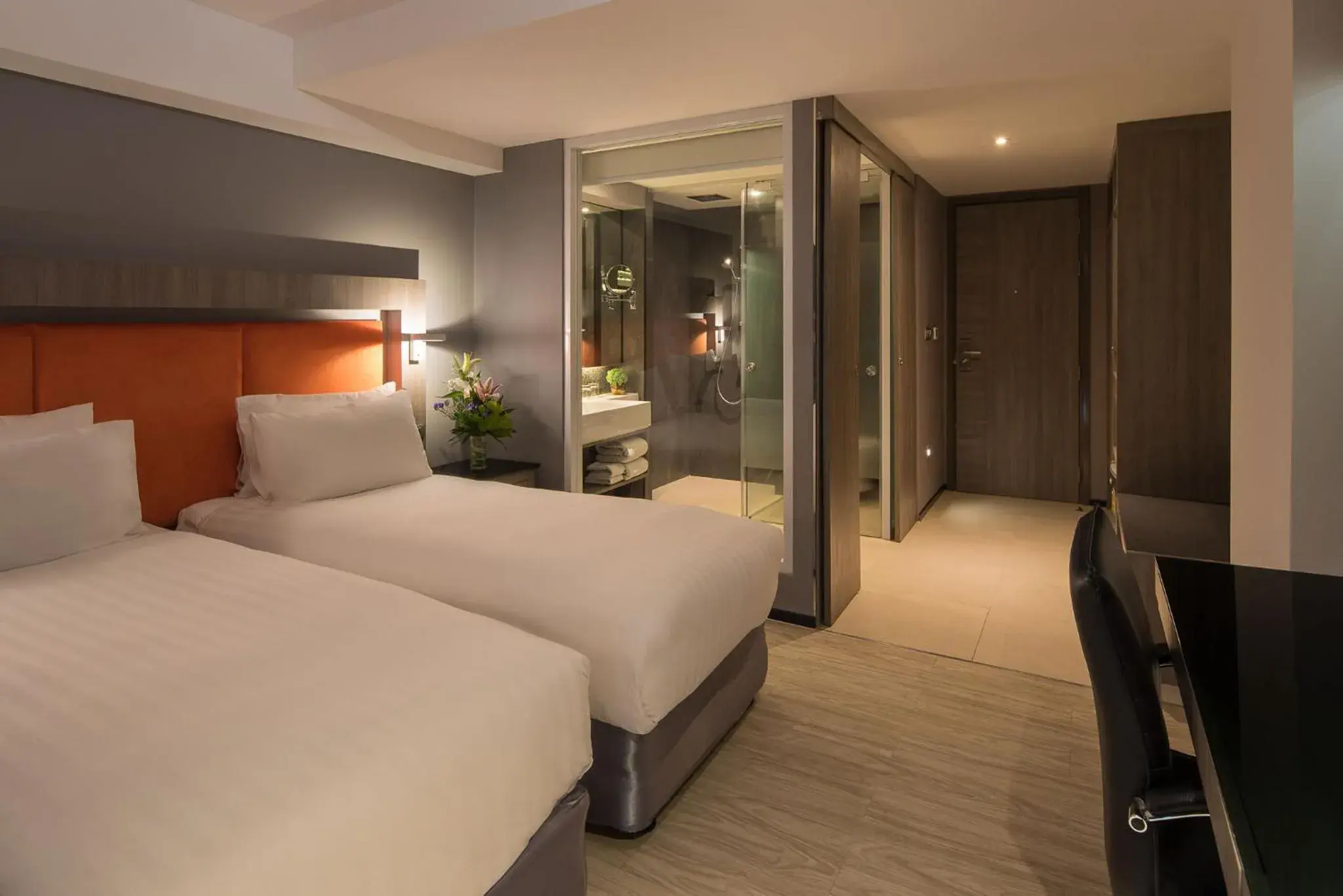 Bathroom, Bed in Grand 5 Hotel & Plaza Sukhumvit Bangkok