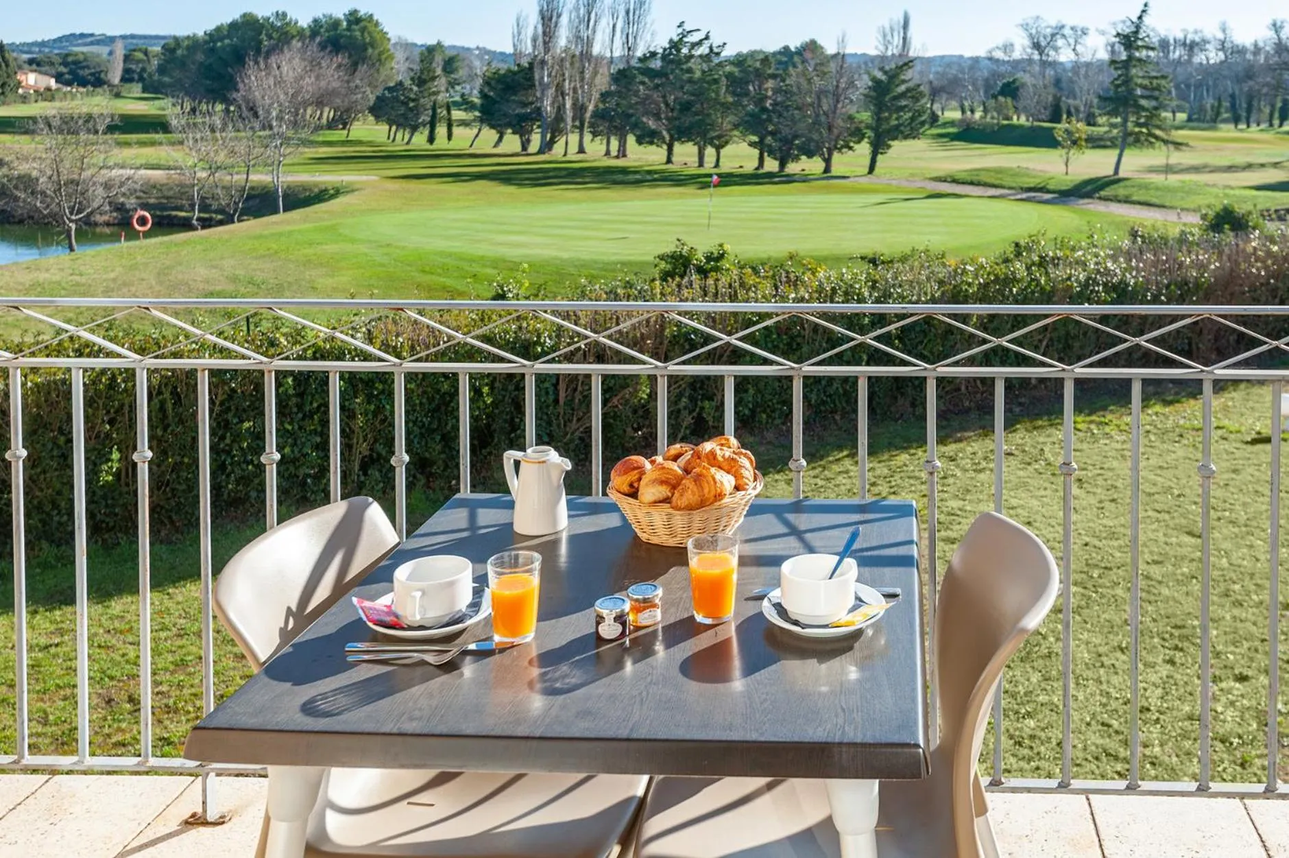 Garden view in Residhotel Golf Grand Avignon