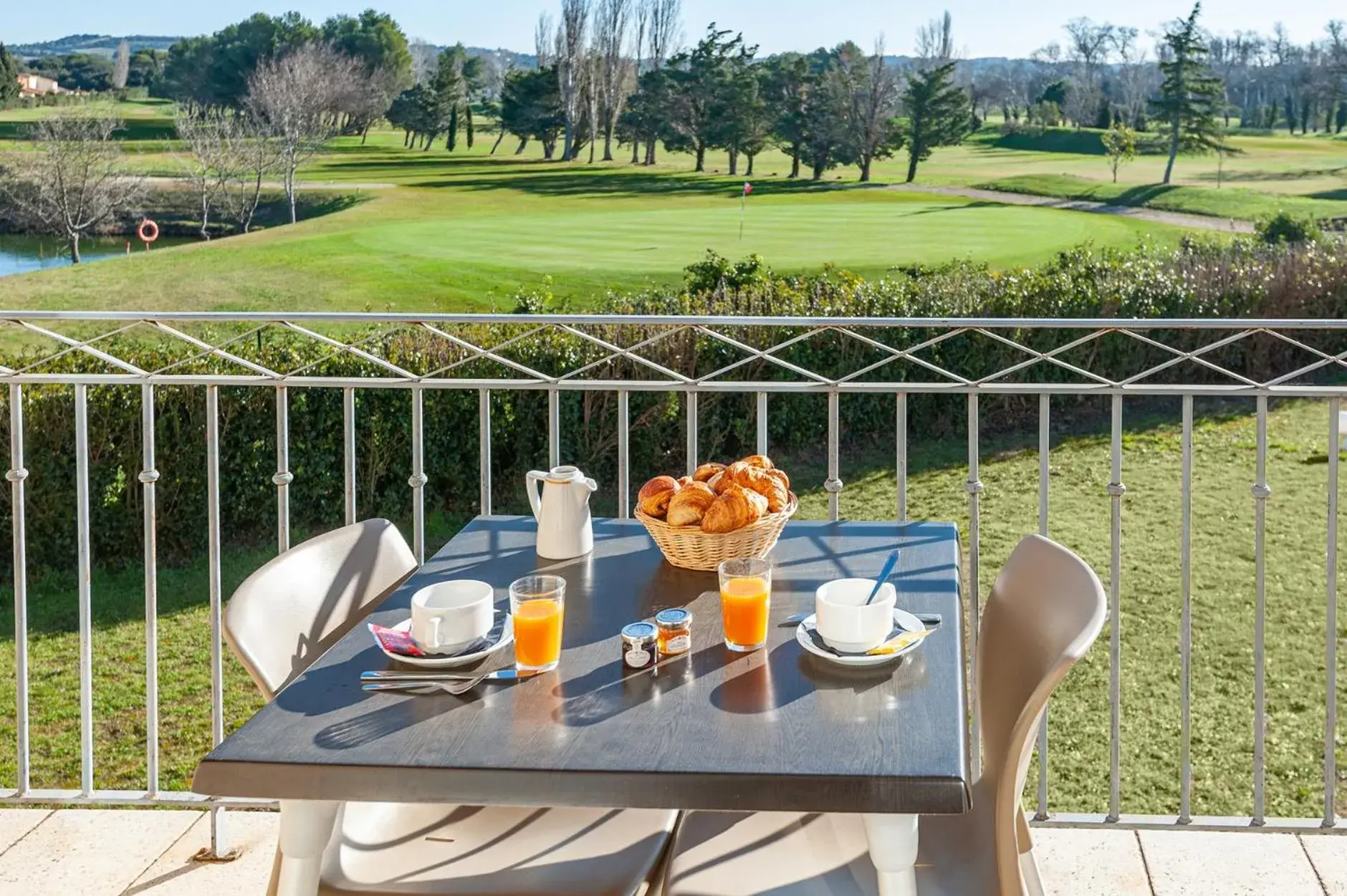 Garden view in Residhotel Golf Grand Avignon Garden view in Residhotel Golf Grand Avignon