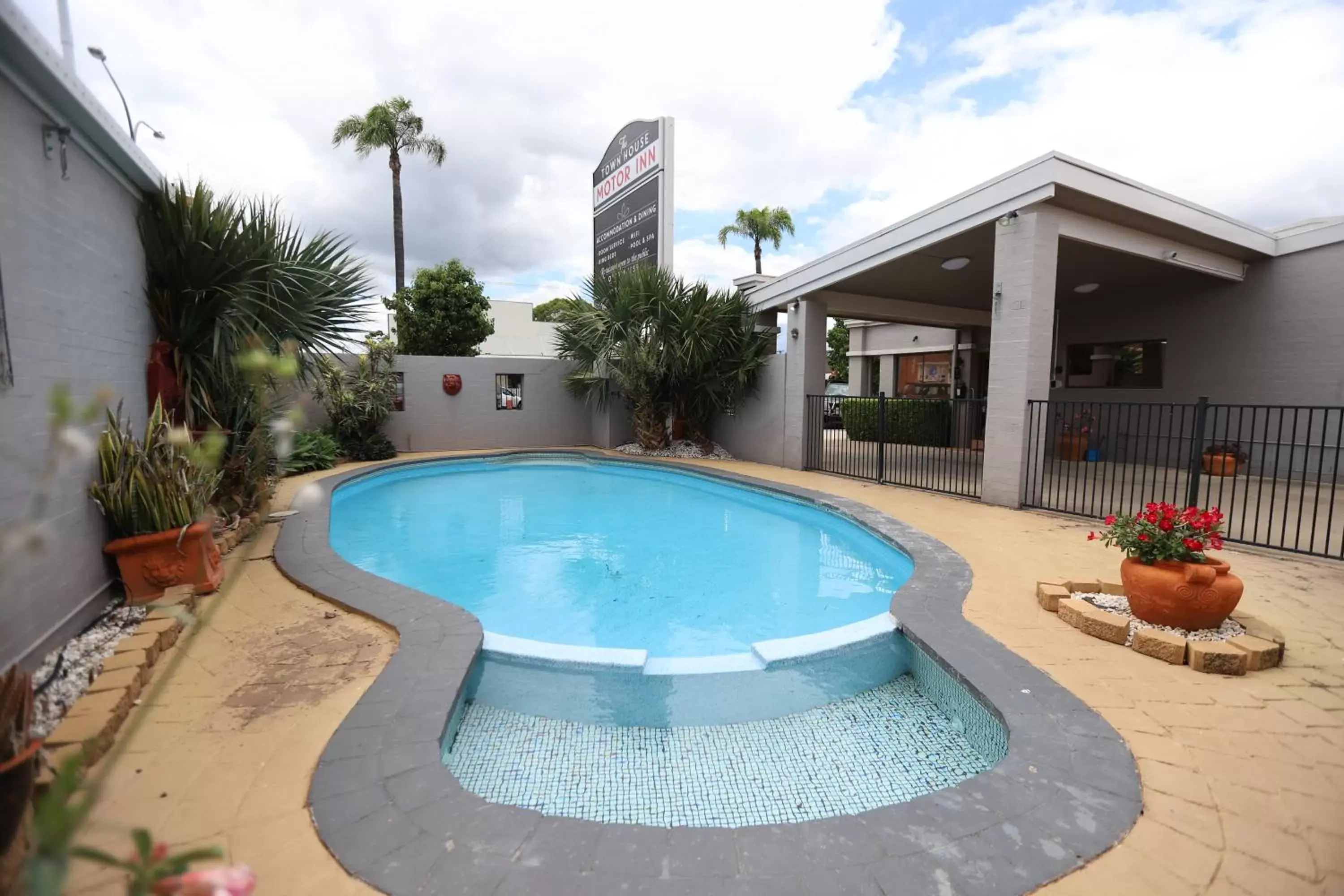 Swimming Pool in The Town House Motor Inn